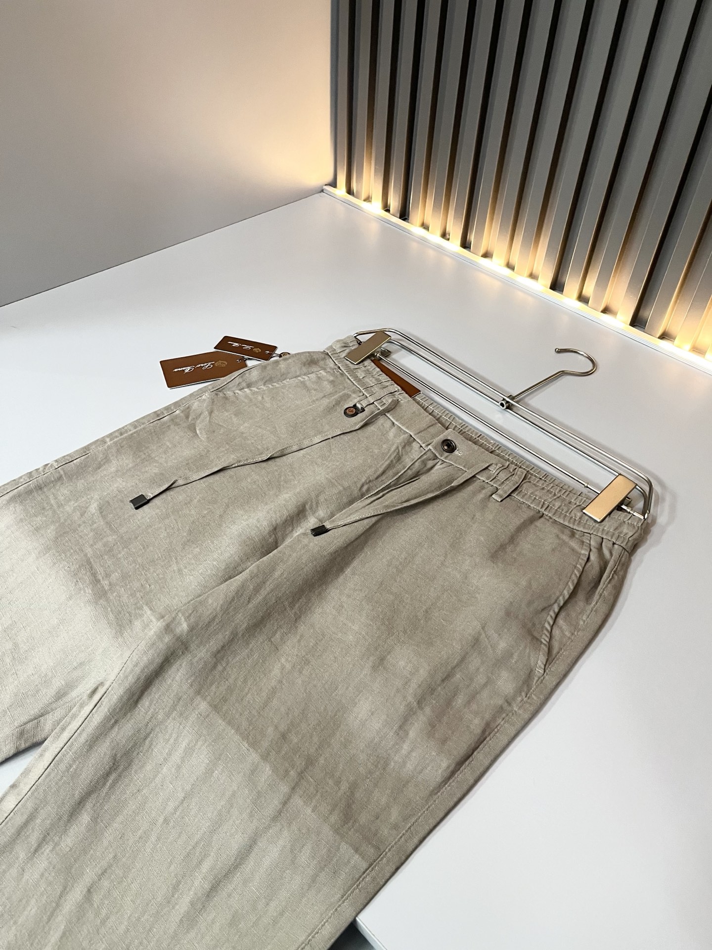 Loro Piana诺悠翩雅 2026春夏新品男士棉麻休闲裤,最新的贸易订单全品相!!网红款!上身舒适透气,不僵硬,整体 Loro Piana诺悠翩雅 2026春夏新品男士棉麻休闲裤,最新的贸易订单全品相!!网红款!上身舒适透气,不僵硬,整体