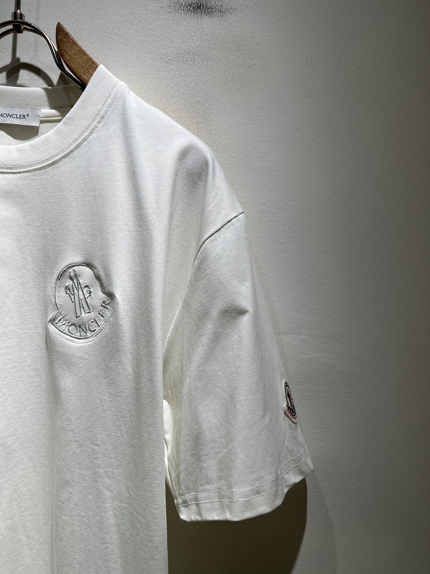 Moncler蒙口2026春夏新款贸易订单短袖T恤，全品相！！网红款！胸前logo图案刺绣设计！上身舒适透气，不僵硬，整