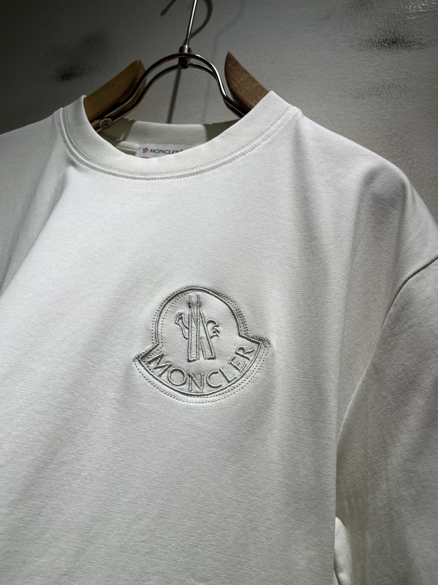 Moncler蒙口2026春夏新款贸易订单短袖T恤，全品相！！网红款！胸前logo图案刺绣设计！上身舒适透气，不僵硬，整