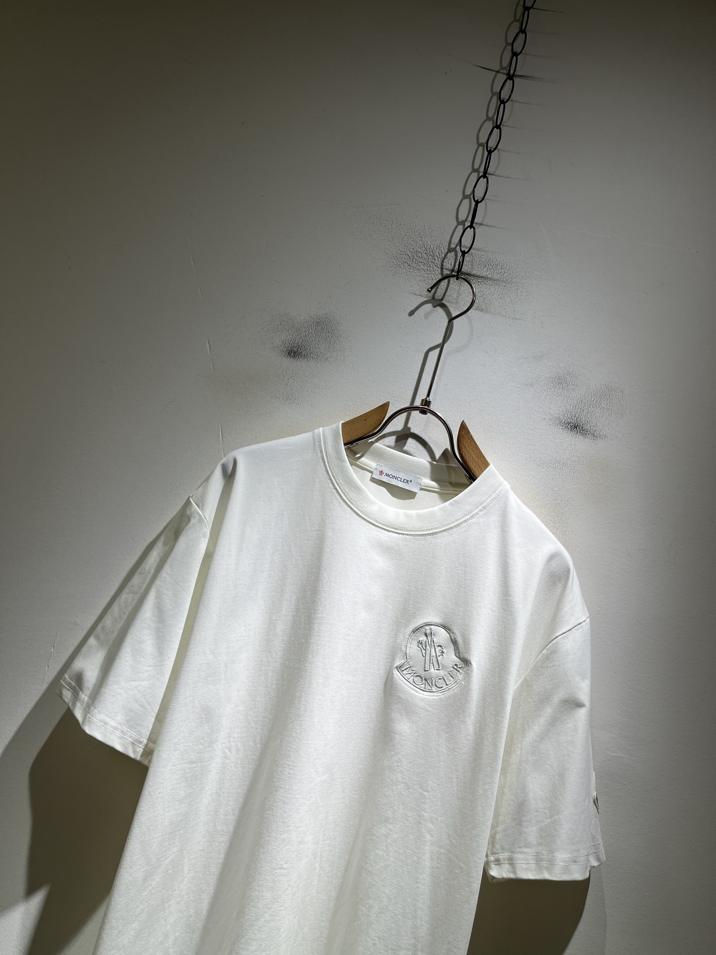Moncler蒙口2026春夏新款贸易订单短袖T恤，全品相！！网红款！胸前logo图案刺绣设计！上身舒适透气，不僵硬，整