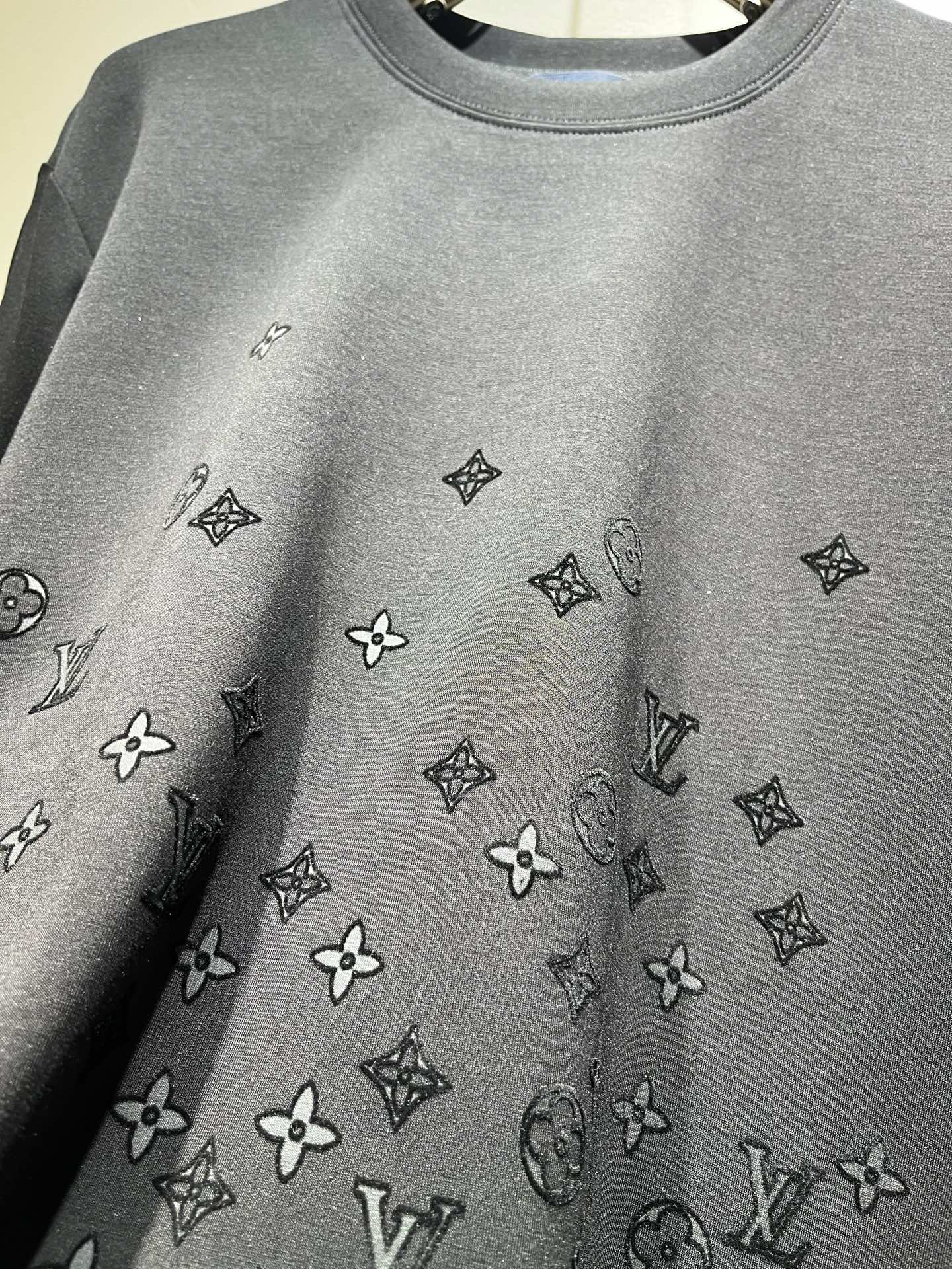 LouisVuitt*路易*登 2026秋冬新款男士短袖打底衫，非常时髦胸前logo压胶修饰！区别于以往的不同，宣示品牌