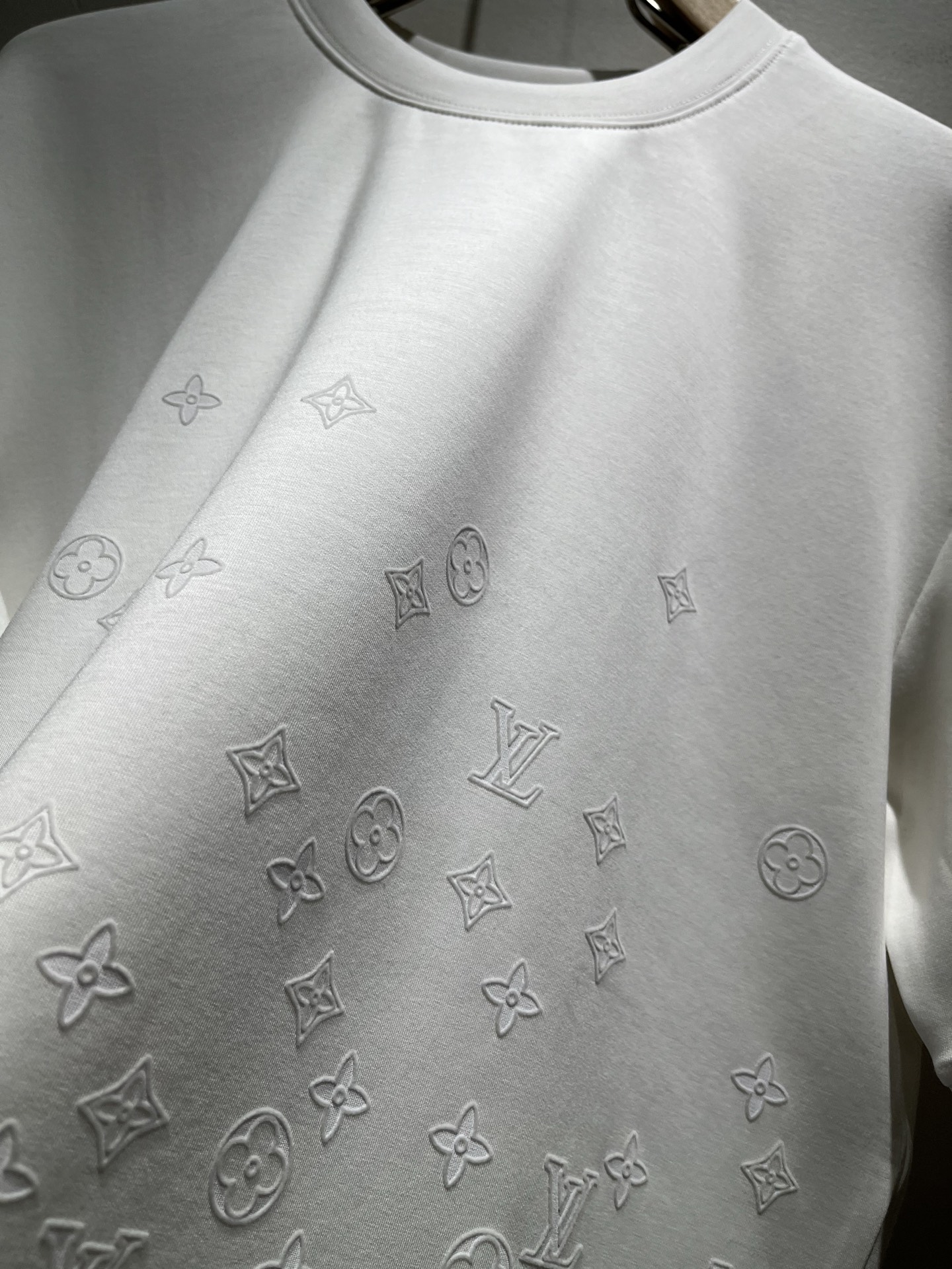 LouisVuitt*路易*登 2026秋冬新款男士短袖打底衫，非常时髦胸前logo压胶修饰！区别于以往的不同，宣示品牌