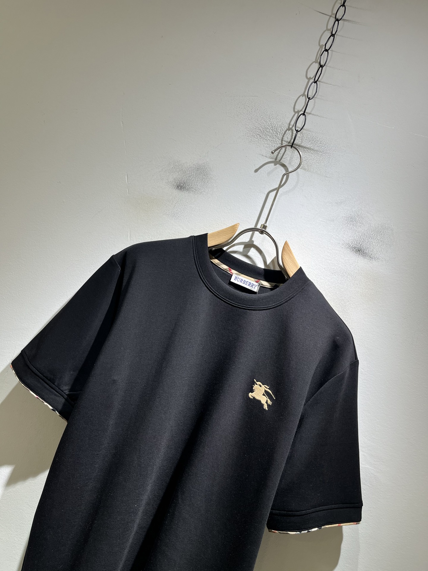 Bur*erry 巴*莉 2026秋冬新款男女同款短袖打底，品牌最新设计元素！既不单调也不复杂,恰到好处的展现品味！客供