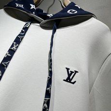 LouisVuitt*路易*登 2026秋冬全新系列单品上线,非常时髦前卫的一款男女同款👫长袖卫衣,胸前标识logo刺绣 LouisVuitt*路易*登 2026秋冬全新系列单品上线,非常时髦前卫的一款男女同款👫长袖卫衣,胸前标识logo刺绣