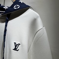LouisVuitt*路易*登 2026秋冬全新系列单品上线,非常时髦前卫的一款男女同款👫长袖卫衣,胸前标识logo刺绣 LouisVuitt*路易*登 2026秋冬全新系列单品上线,非常时髦前卫的一款男女同款👫长袖卫衣,胸前标识logo刺绣