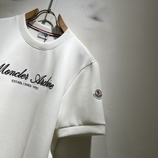 Moncler蒙口2026秋冬新款贸易订单短袖打底衫,全品相!!网红款!胸前logo图案刺绣设计!上身舒适透气,不僵硬, Moncler蒙口2026秋冬新款贸易订单短袖打底衫,全品相!!网红款!胸前logo图案刺绣设计!上身舒适透气,不僵硬,