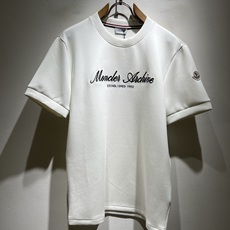 Moncler蒙口2026秋冬新款贸易订单短袖打底衫,全品相!!网红款!胸前logo图案刺绣设计!上身舒适透气,不僵硬, Moncler蒙口2026秋冬新款贸易订单短袖打底衫,全品相!!网红款!胸前logo图案刺绣设计!上身舒适透气,不僵硬,