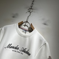 Moncler蒙口2026秋冬新款贸易订单短袖打底衫,全品相!!网红款!胸前logo图案刺绣设计!上身舒适透气,不僵硬, Moncler蒙口2026秋冬新款贸易订单短袖打底衫,全品相!!网红款!胸前logo图案刺绣设计!上身舒适透气,不僵硬,