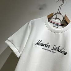 Moncler蒙口2026秋冬新款贸易订单短袖打底衫,全品相!!网红款!胸前logo图案刺绣设计!上身舒适透气,不僵硬, Moncler蒙口2026秋冬新款贸易订单短袖打底衫,全品相!!网红款!胸前logo图案刺绣设计!上身舒适透气,不僵硬,