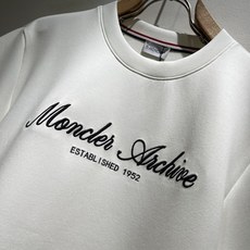 Moncler蒙口2026秋冬新款贸易订单短袖打底衫,全品相!!网红款!胸前logo图案刺绣设计!上身舒适透气,不僵硬, Moncler蒙口2026秋冬新款贸易订单短袖打底衫,全品相!!网红款!胸前logo图案刺绣设计!上身舒适透气,不僵硬,