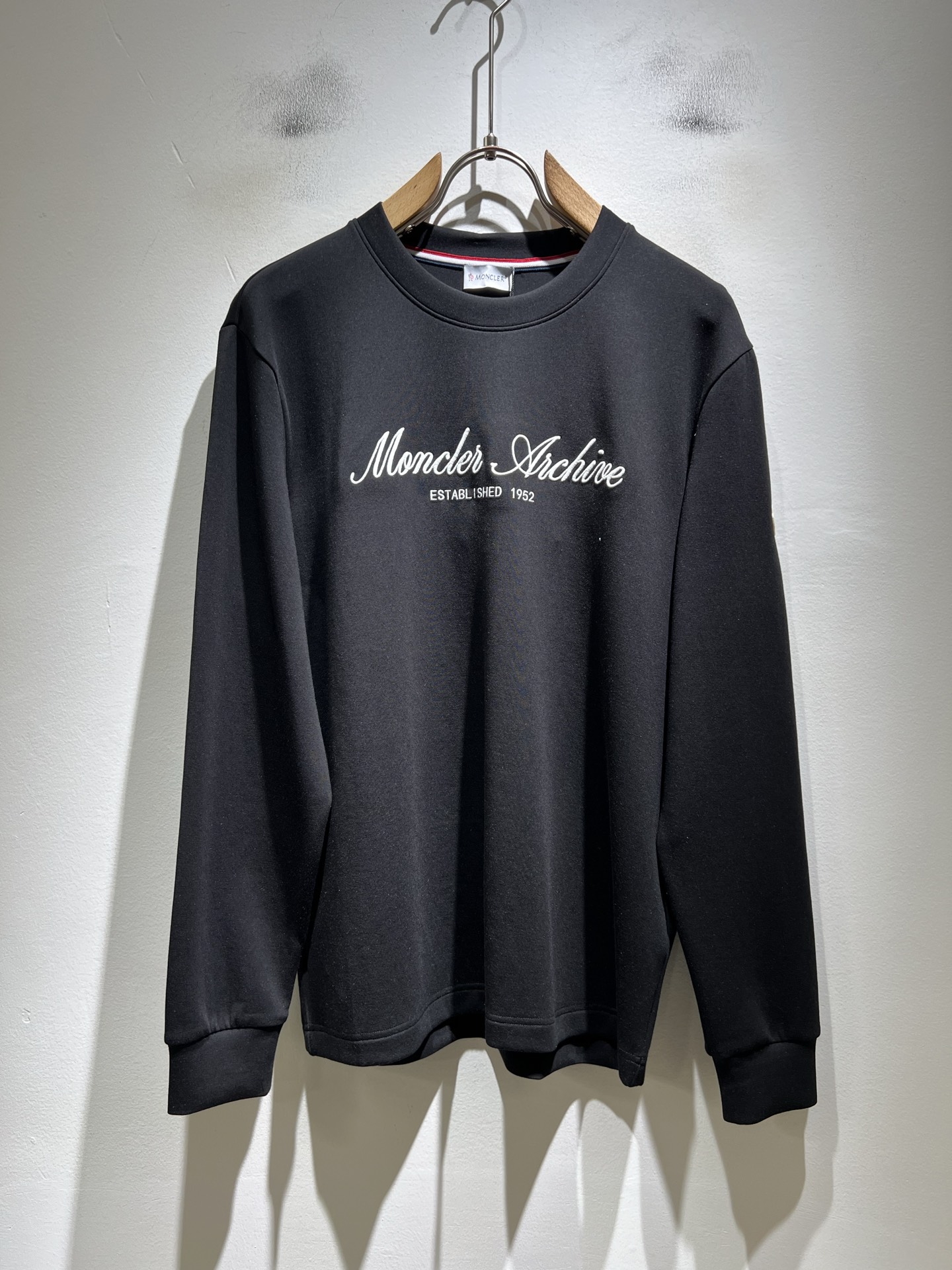 Moncler蒙口2026秋冬新款贸易订单长袖打底衫,全品相!!网红款!胸前logo图案刺绣设计!上身舒适透气,不僵硬, Moncler蒙口2026秋冬新款贸易订单长袖打底衫,全品相!!网红款!胸前logo图案刺绣设计!上身舒适透气,不僵硬,