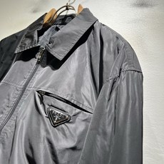 PRAD*A普*达2026秋冬新款男士夹克外套,最新款全网独家首上!!~既经典有时尚百搭,谁不爱啊,将经典再次展现,非常 PRAD*A普*达2026秋冬新款男士夹克外套,最新款全网独家首上!!~既经典有时尚百搭,谁不爱啊,将经典再次展现,非常