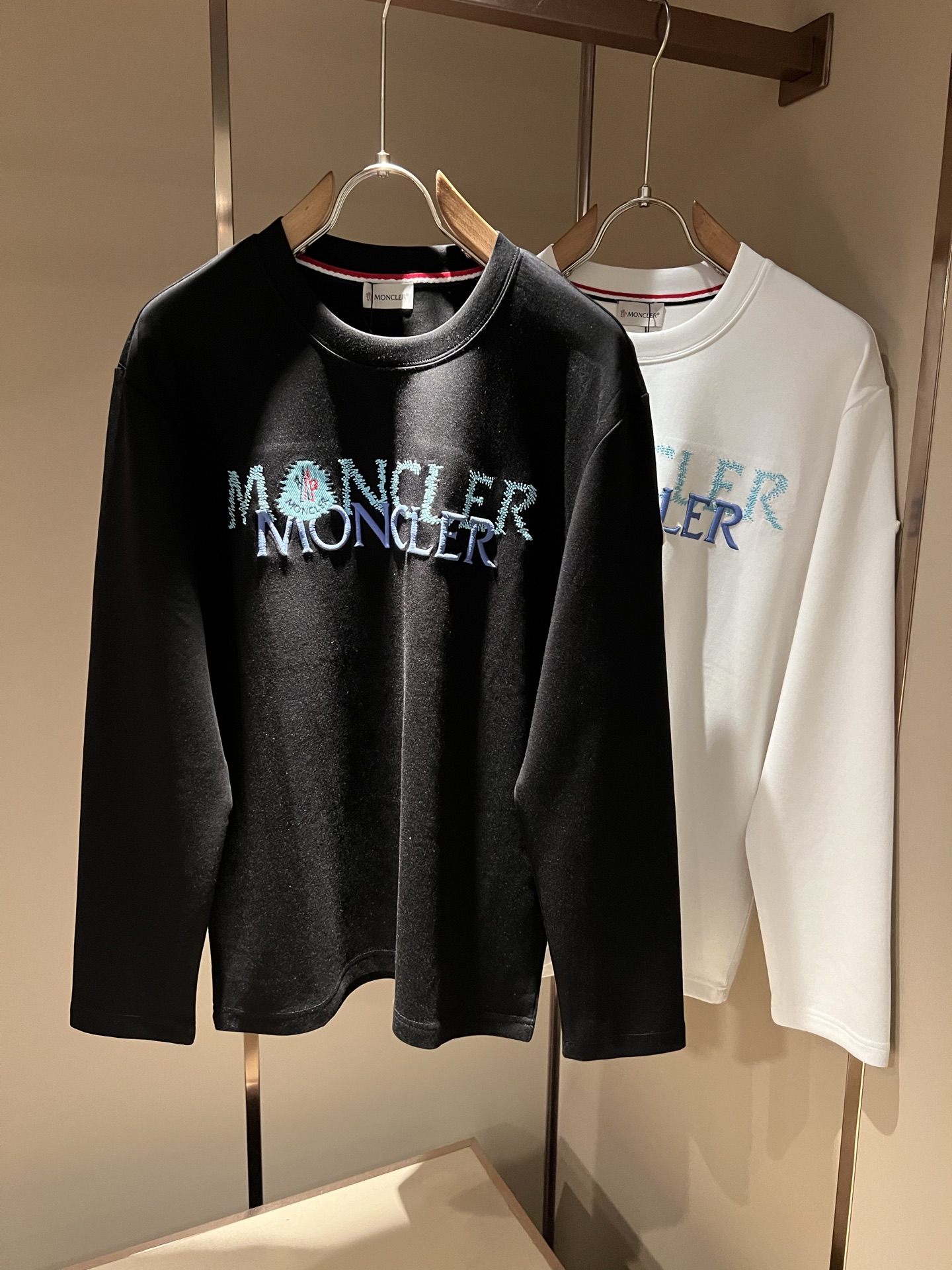 Moncler蒙口2026秋冬新款贸易订单长袖打底衫，全品相！！网红款！胸前logo图案刺绣设计！上身舒适透气，不僵硬，