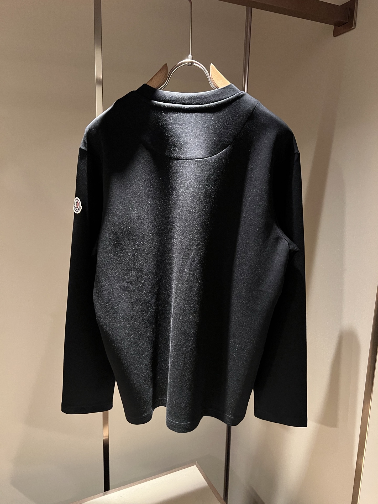 Moncler蒙口2026秋冬新款贸易订单长袖打底衫，全品相！！网红款！胸前logo图案刺绣设计！上身舒适透气，不僵硬，