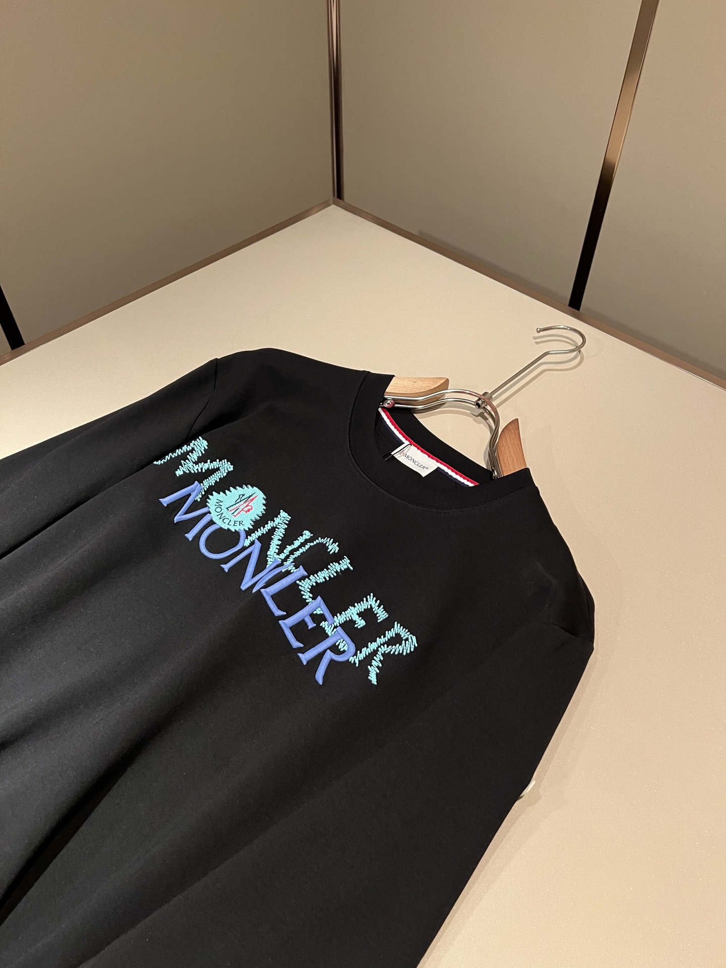 Moncler蒙口2026秋冬新款贸易订单长袖打底衫，全品相！！网红款！胸前logo图案刺绣设计！上身舒适透气，不僵硬，