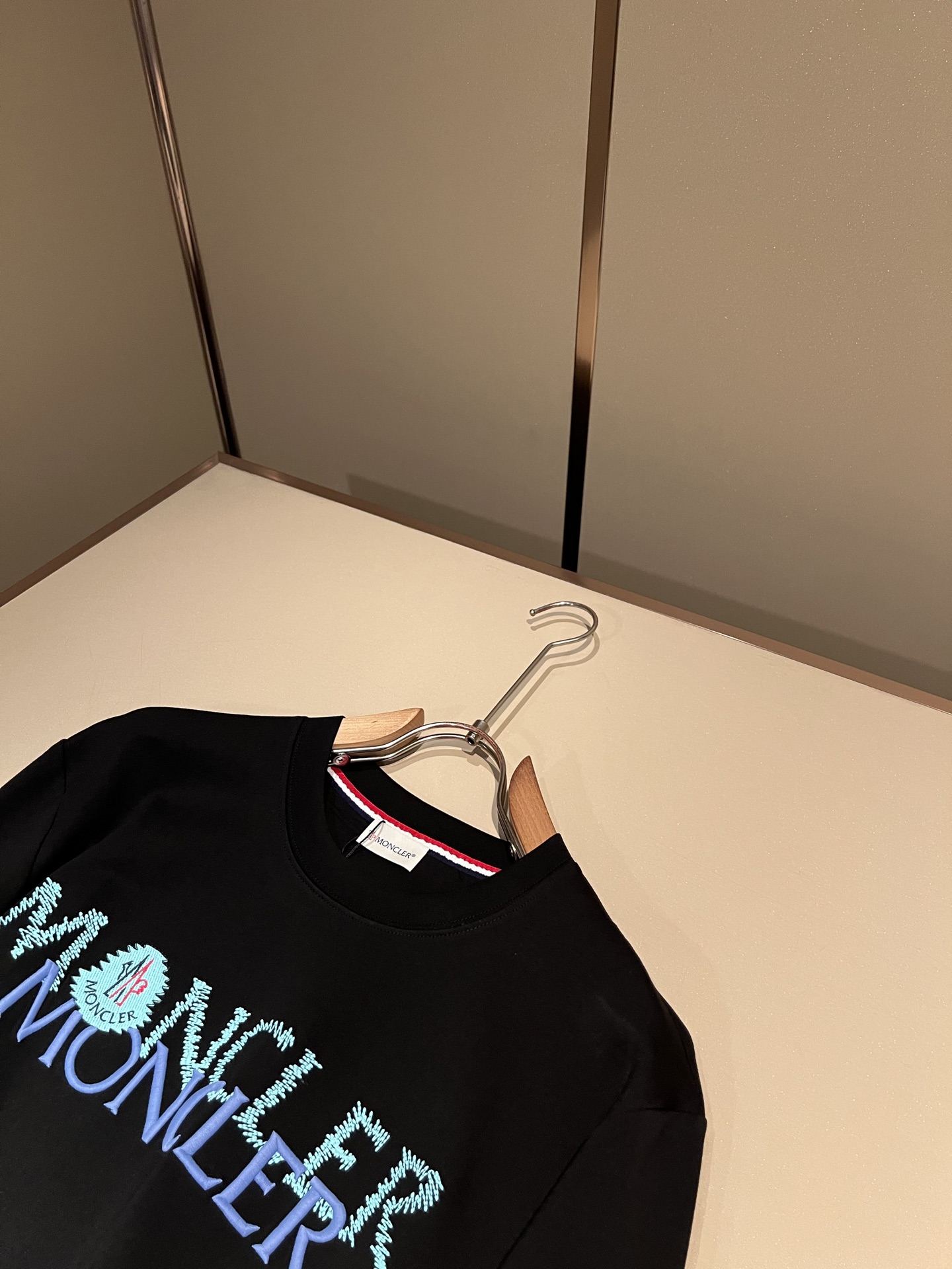 Moncler蒙口2026秋冬新款贸易订单长袖打底衫，全品相！！网红款！胸前logo图案刺绣设计！上身舒适透气，不僵硬，
