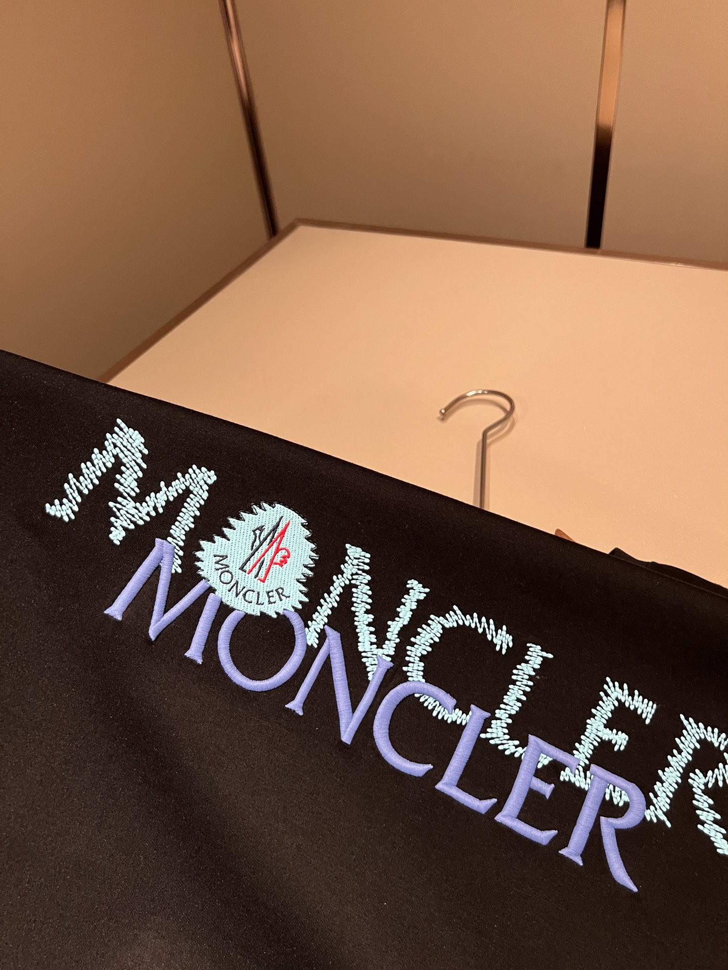 Moncler蒙口2026秋冬新款贸易订单长袖打底衫，全品相！！网红款！胸前logo图案刺绣设计！上身舒适透气，不僵硬，