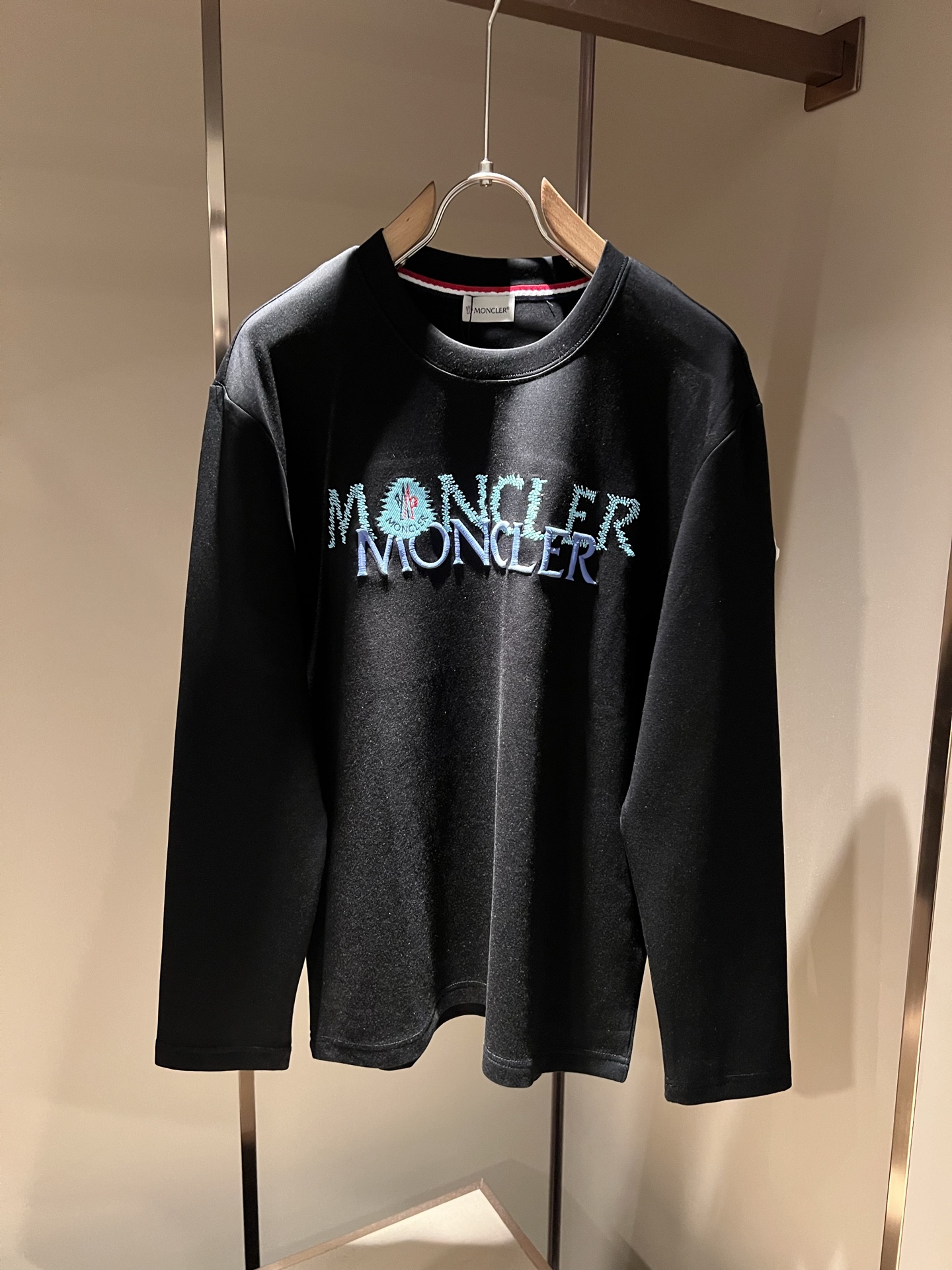 Moncler蒙口2026秋冬新款贸易订单长袖打底衫，全品相！！网红款！胸前logo图案刺绣设计！上身舒适透气，不僵硬，