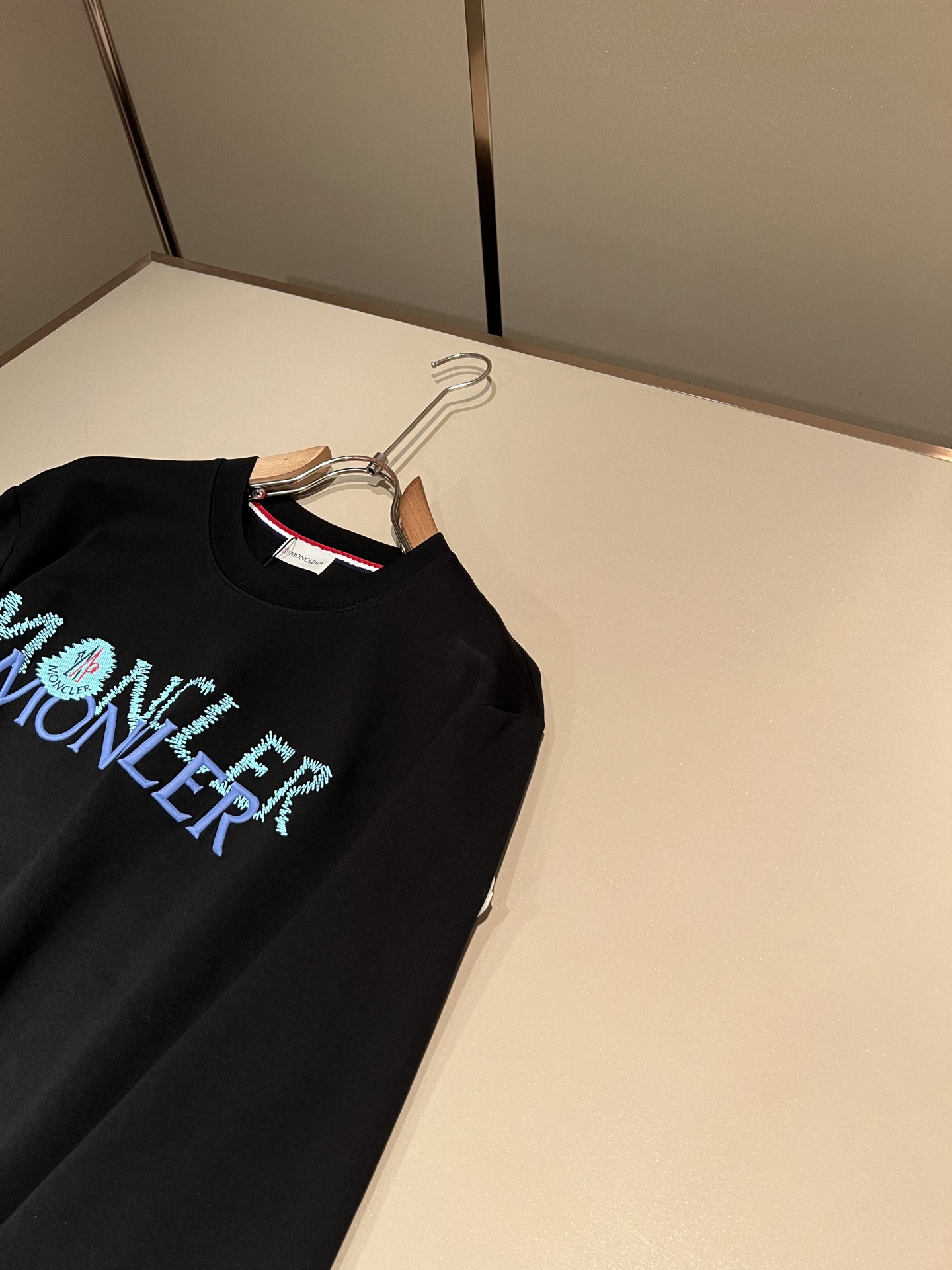 Moncler蒙口2026秋冬新款贸易订单长袖打底衫，全品相！！网红款！胸前logo图案刺绣设计！上身舒适透气，不僵硬，