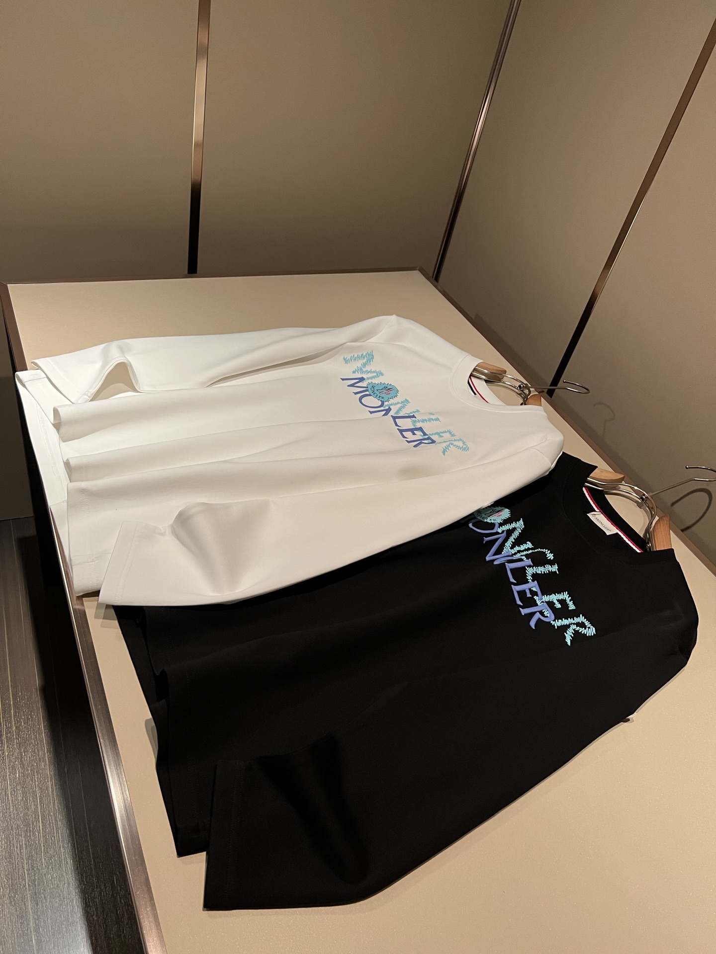 Moncler蒙口2026秋冬新款贸易订单长袖打底衫，全品相！！网红款！胸前logo图案刺绣设计！上身舒适透气，不僵硬，