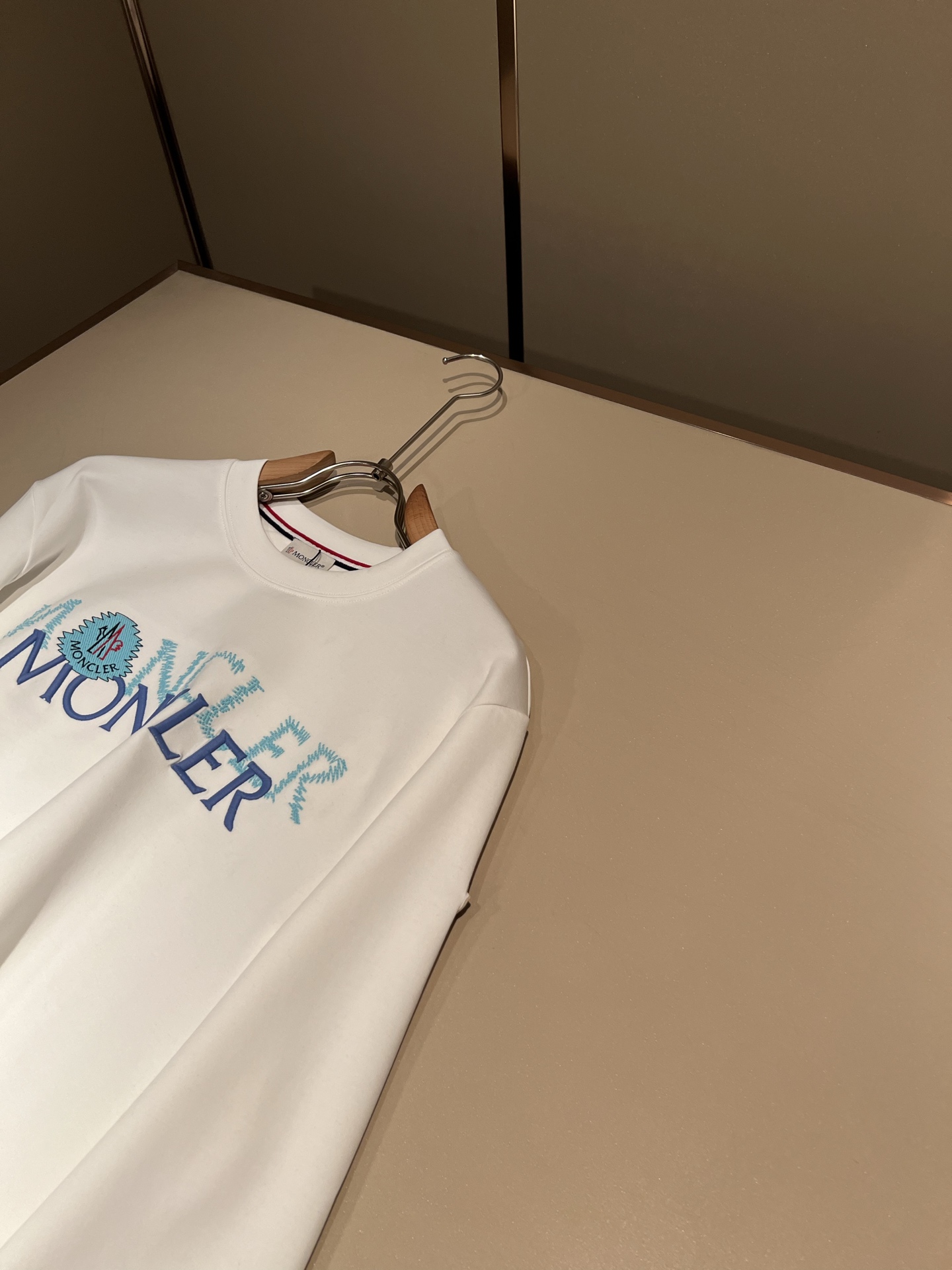 Moncler蒙口2026秋冬新款贸易订单长袖打底衫，全品相！！网红款！胸前logo图案刺绣设计！上身舒适透气，不僵硬，