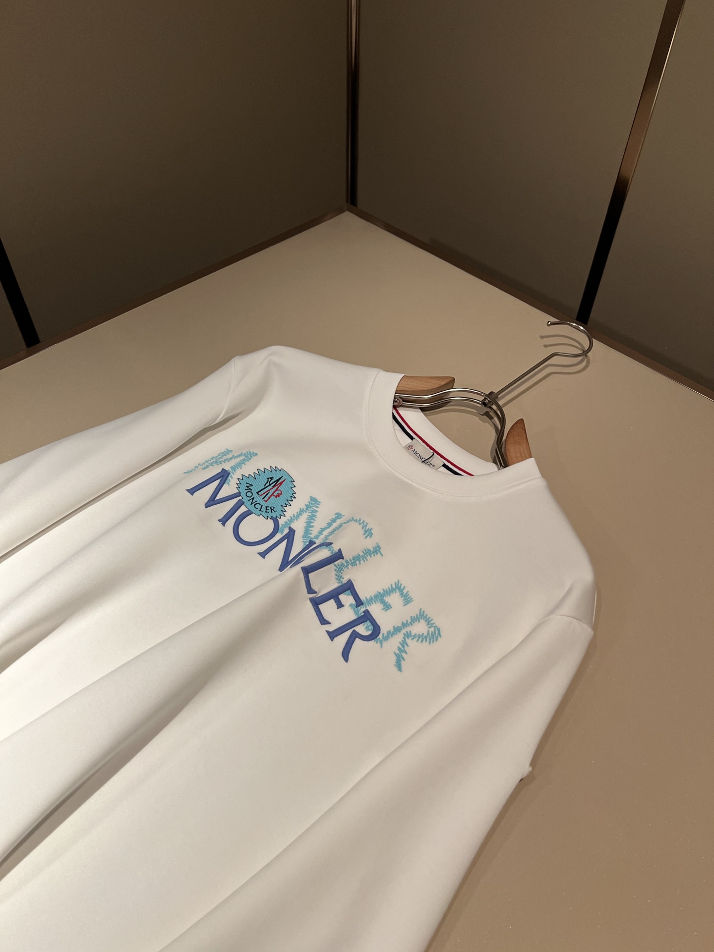Moncler蒙口2026秋冬新款贸易订单长袖打底衫，全品相！！网红款！胸前logo图案刺绣设计！上身舒适透气，不僵硬，