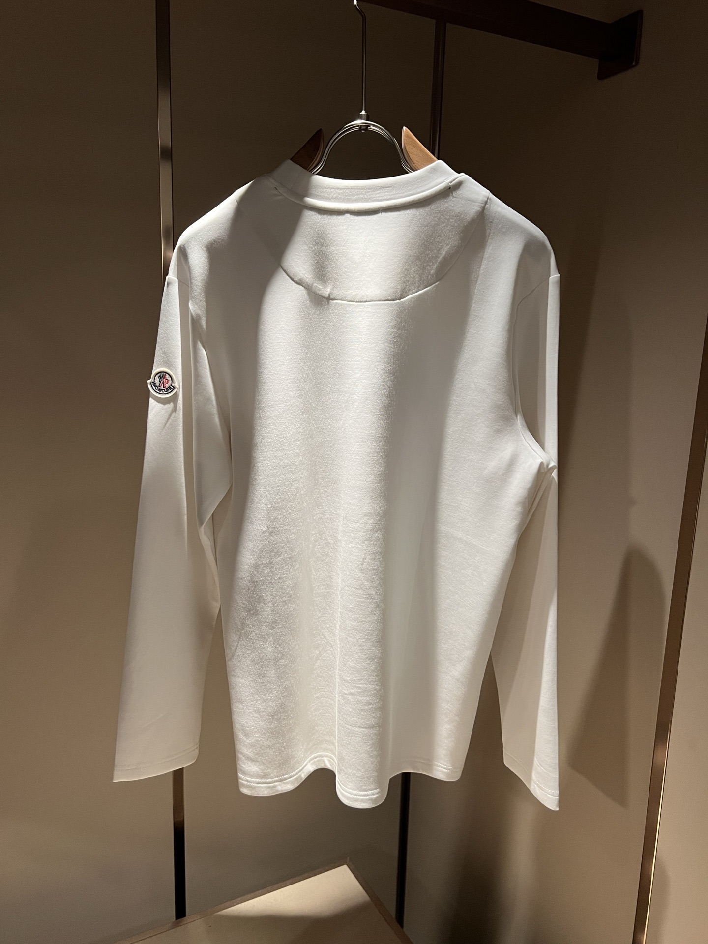 Moncler蒙口2026秋冬新款贸易订单长袖打底衫，全品相！！网红款！胸前logo图案刺绣设计！上身舒适透气，不僵硬，
