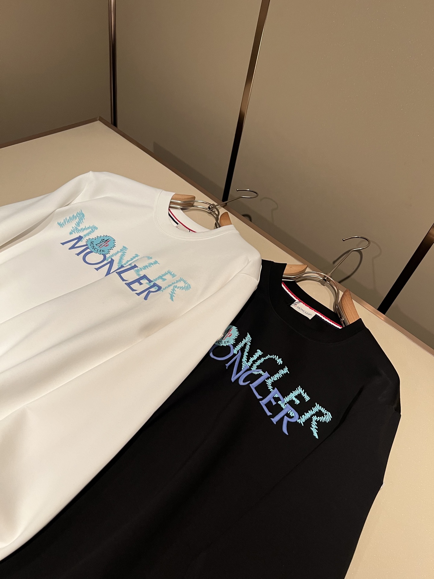 Moncler蒙口2026秋冬新款贸易订单长袖打底衫，全品相！！网红款！胸前logo图案刺绣设计！上身舒适透气，不僵硬，