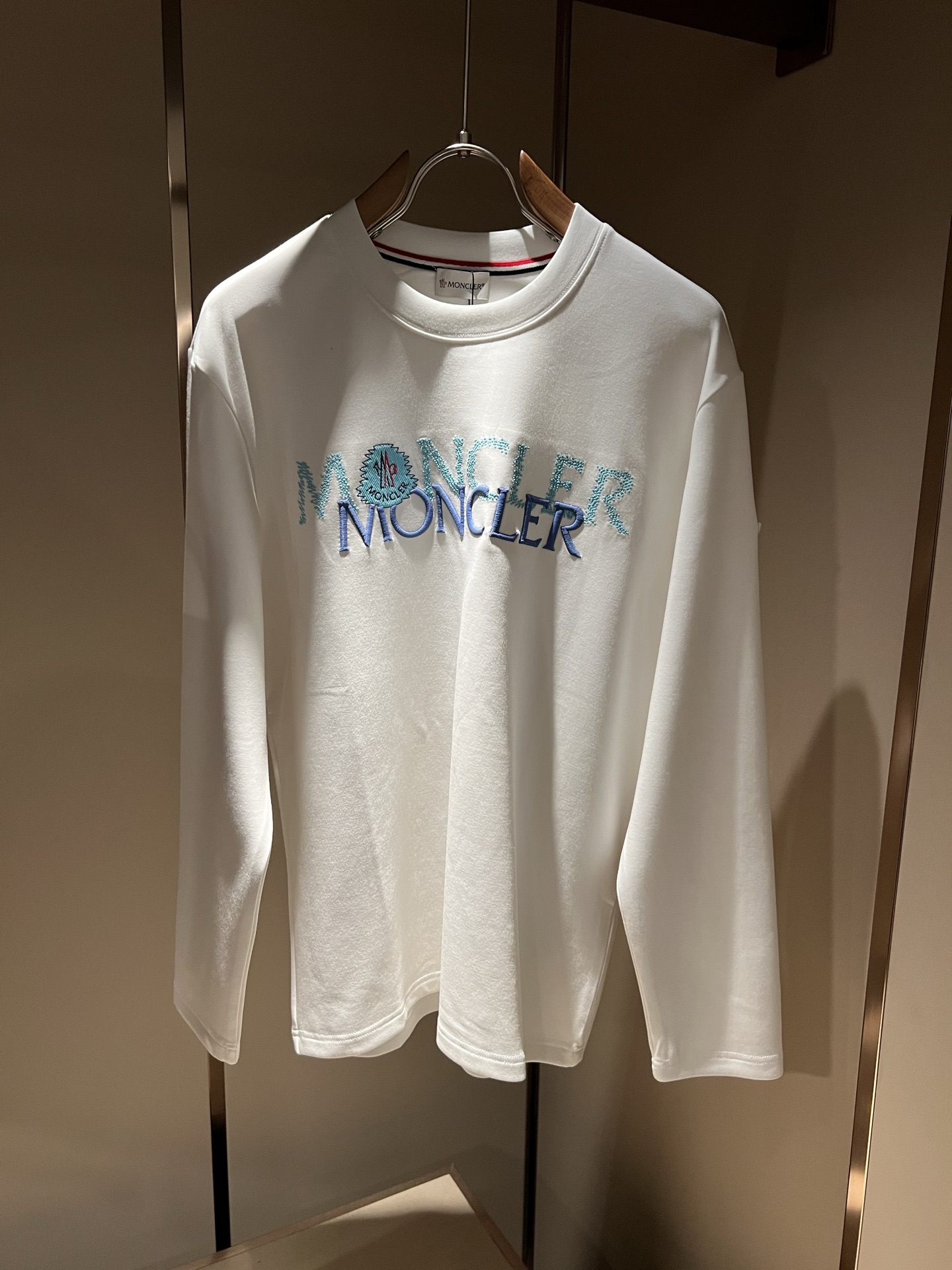 Moncler蒙口2026秋冬新款贸易订单长袖打底衫，全品相！！网红款！胸前logo图案刺绣设计！上身舒适透气，不僵硬，