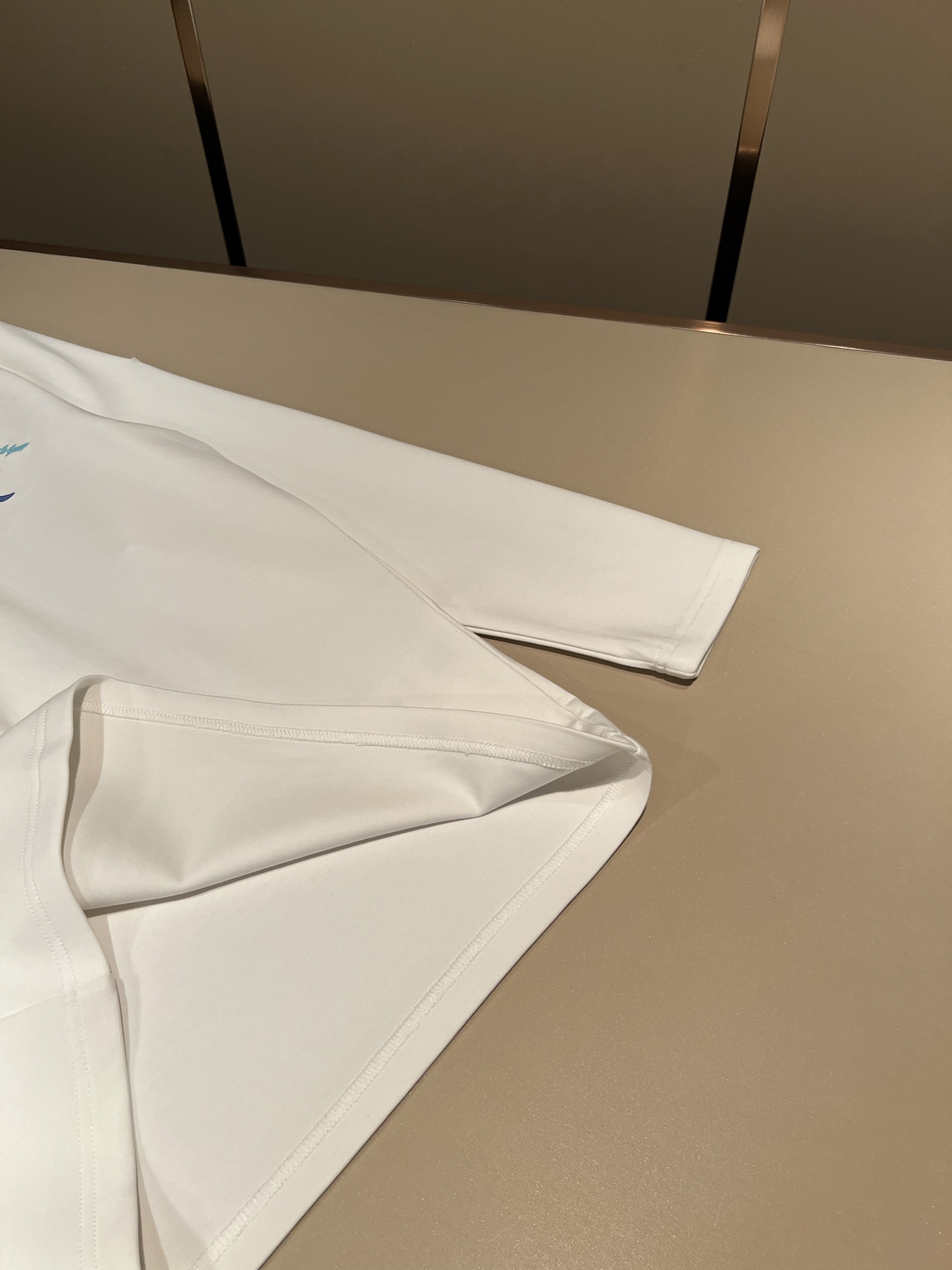 Moncler蒙口2026秋冬新款贸易订单长袖打底衫，全品相！！网红款！胸前logo图案刺绣设计！上身舒适透气，不僵硬，