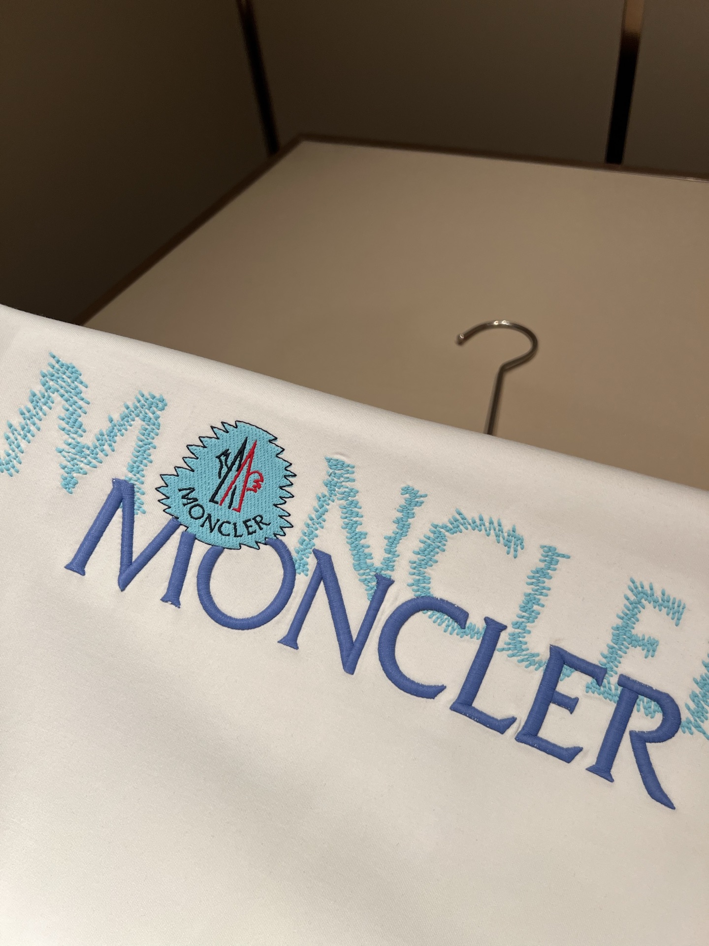 Moncler蒙口2026秋冬新款贸易订单长袖打底衫，全品相！！网红款！胸前logo图案刺绣设计！上身舒适透气，不僵硬，
