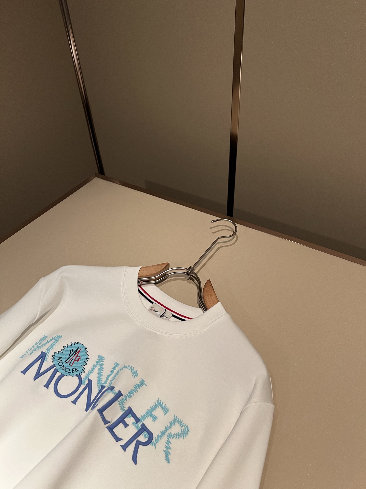 Moncler蒙口2026秋冬新款贸易订单长袖打底衫，全品相！！网红款！胸前logo图案刺绣设计！上身舒适透气，不僵硬，