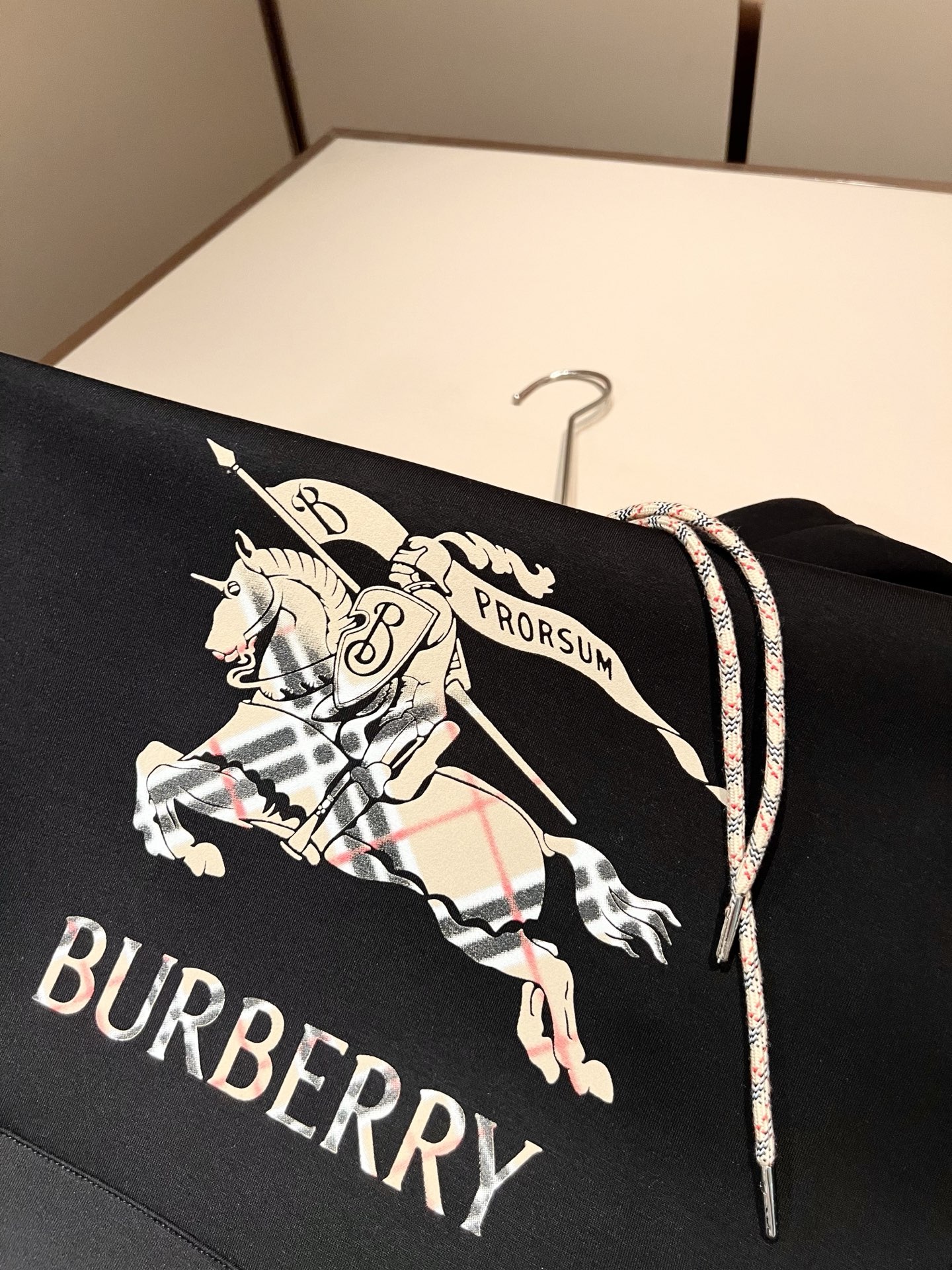 BURBER*Y巴*莉 2026秋冬新款男女同款👫基础休闲百搭棉质卫衣,男女同款卫衣!贸易公司渠道稀出,同步官网发售!衣 BURBER*Y巴*莉 2026秋冬新款男女同款👫基础休闲百搭棉质卫衣,男女同款卫衣!贸易公司渠道稀出,同步官网发售!衣