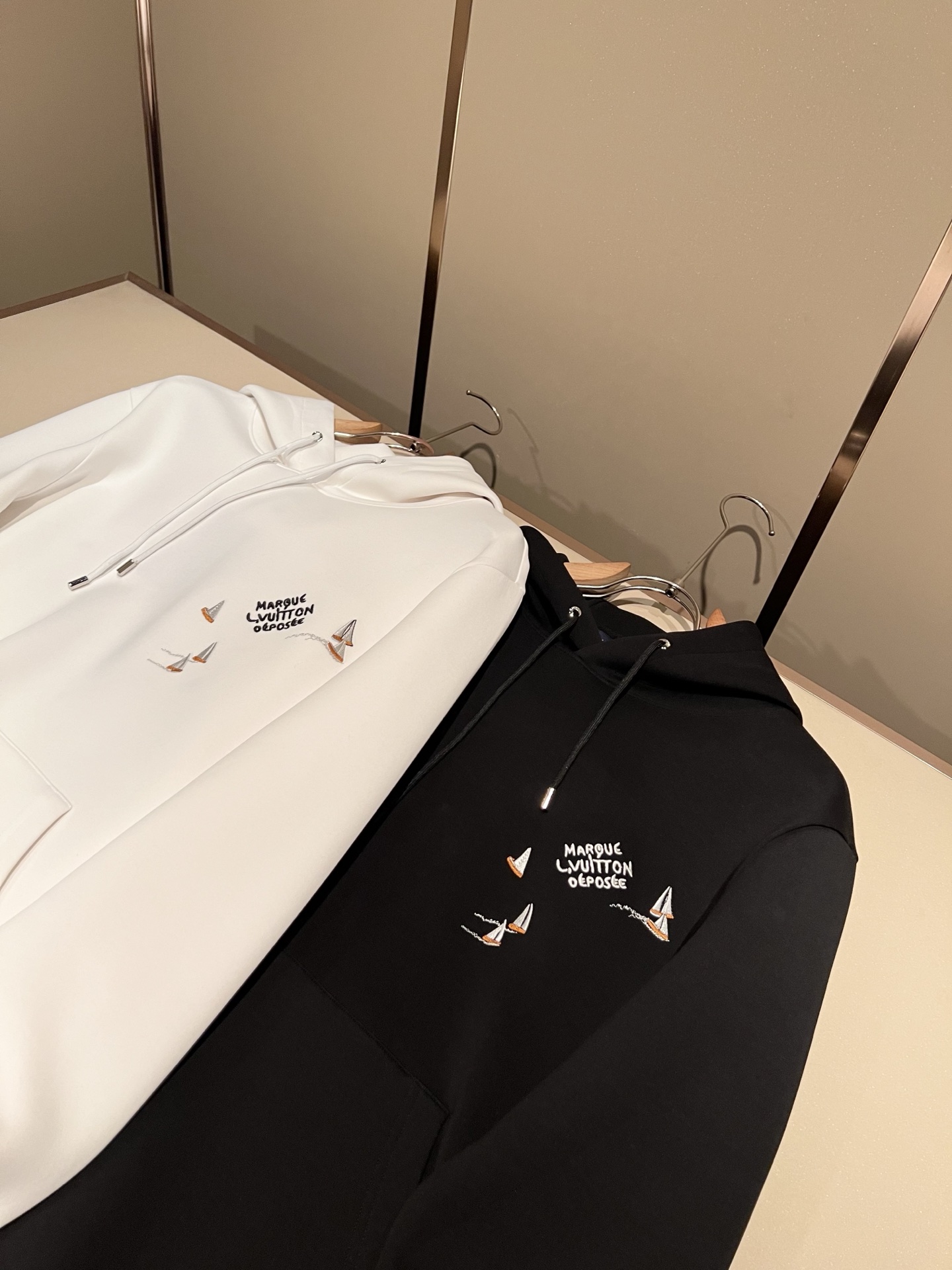 LouisVuitt*路易*登 2026秋冬全新系列单品上线，非常时髦前卫的一款男女同款👫长袖卫衣，胸前标识logo刺绣