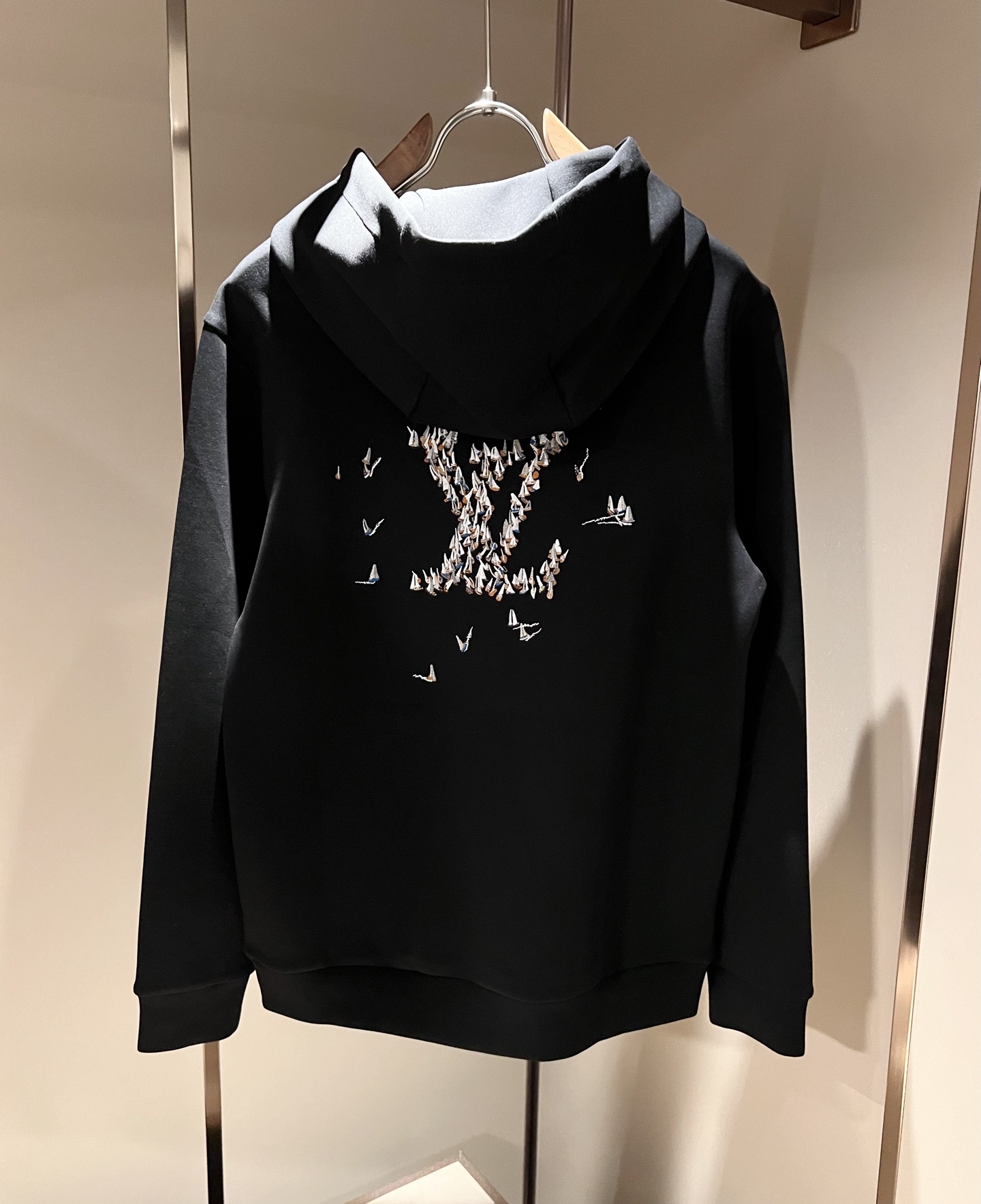 LouisVuitt*路易*登 2026秋冬全新系列单品上线，非常时髦前卫的一款男女同款👫长袖卫衣，胸前标识logo刺绣