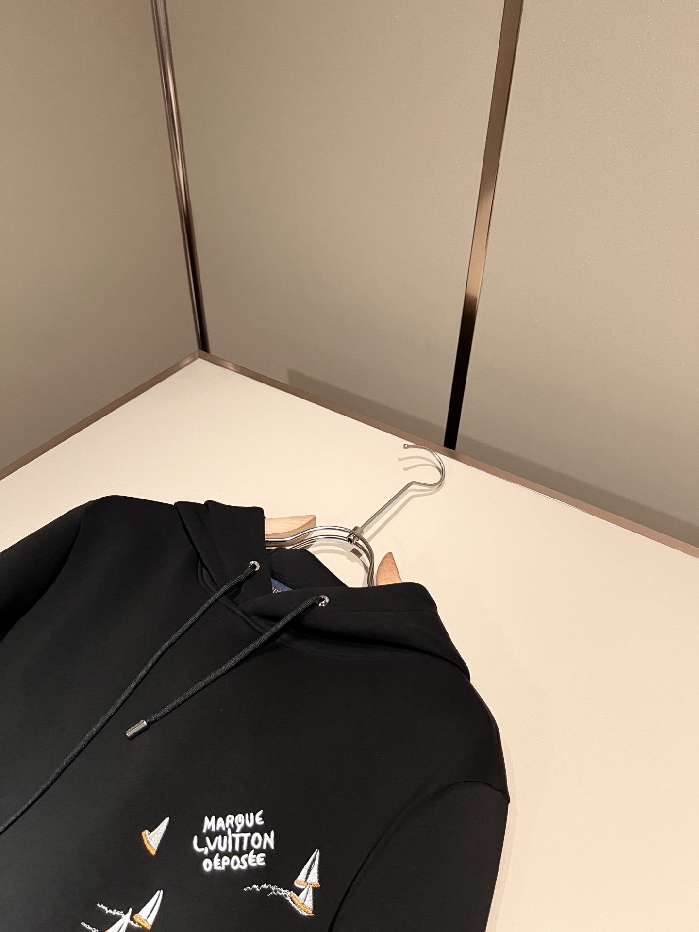 LouisVuitt*路易*登 2026秋冬全新系列单品上线，非常时髦前卫的一款男女同款👫长袖卫衣，胸前标识logo刺绣