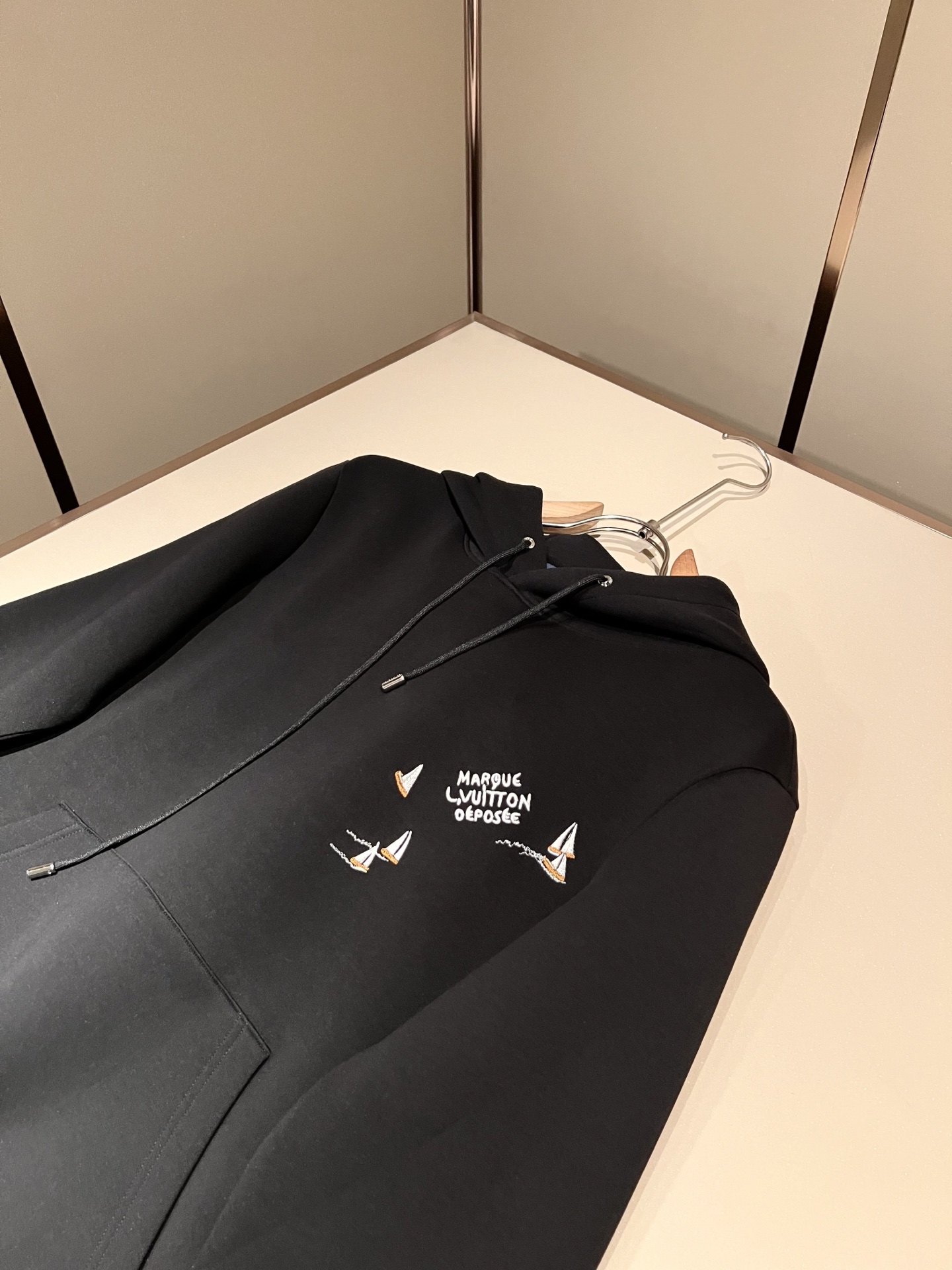 LouisVuitt*路易*登 2026秋冬全新系列单品上线，非常时髦前卫的一款男女同款👫长袖卫衣，胸前标识logo刺绣