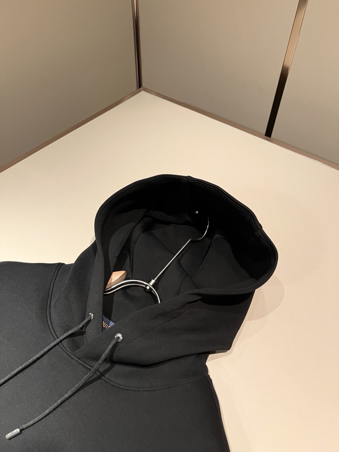 LouisVuitt*路易*登 2026秋冬全新系列单品上线，非常时髦前卫的一款男女同款👫长袖卫衣，胸前标识logo刺绣