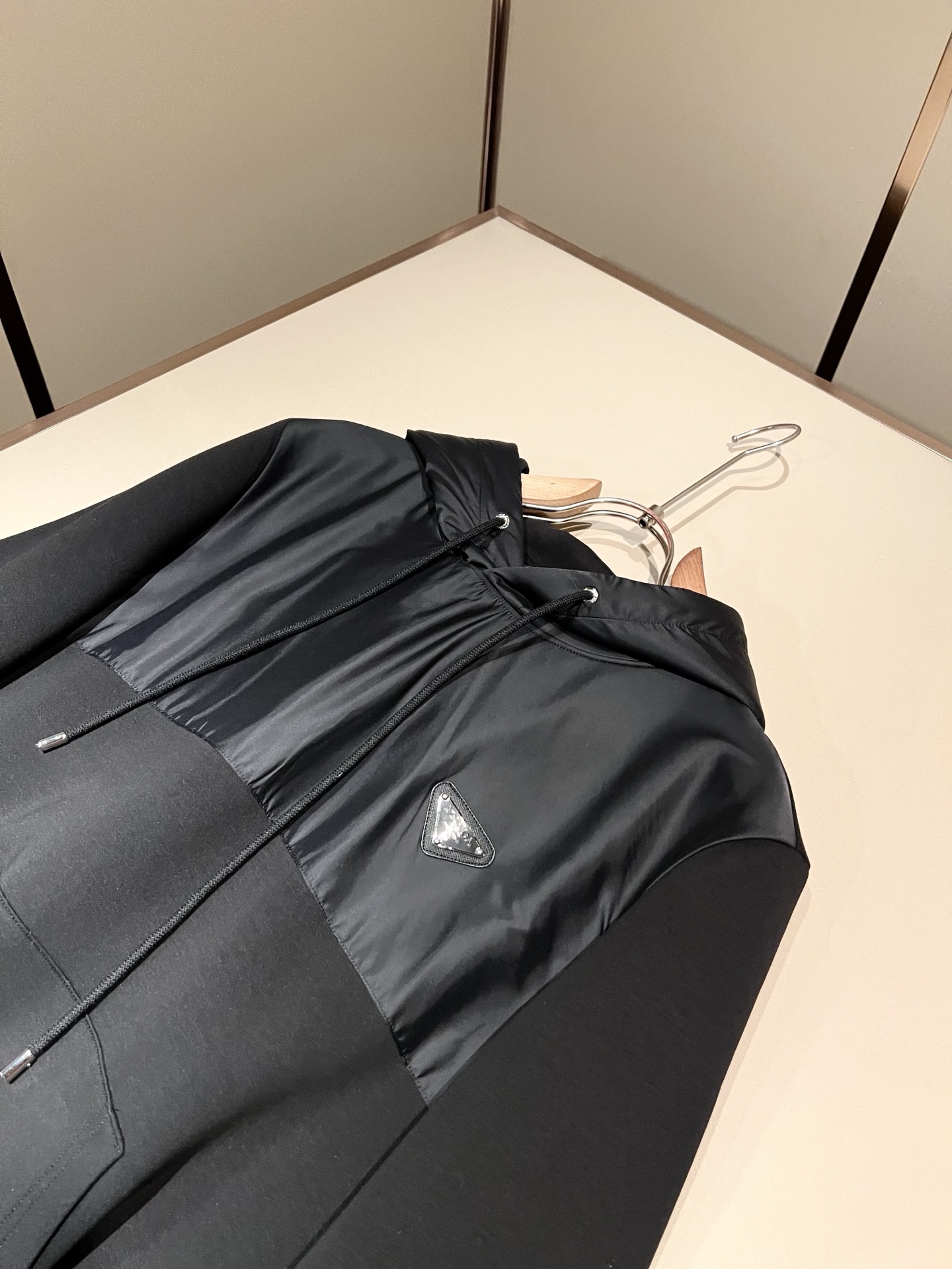 PRAD*A普*达2026秋冬新款男女同款👫长袖卫衣，最新款全网独家首上！！~既经典有时尚百搭，谁不爱啊，将经典再次展现