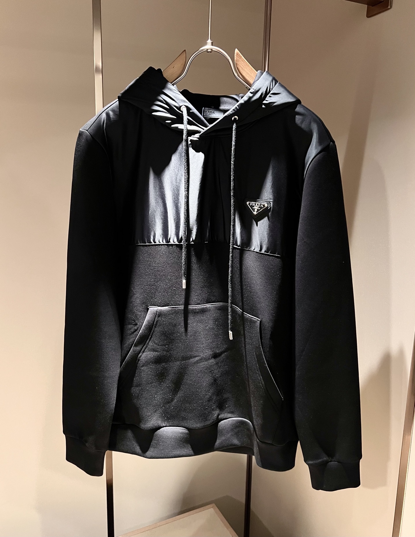 PRAD*A普*达2026秋冬新款男女同款👫长袖卫衣，最新款全网独家首上！！~既经典有时尚百搭，谁不爱啊，将经典再次展现