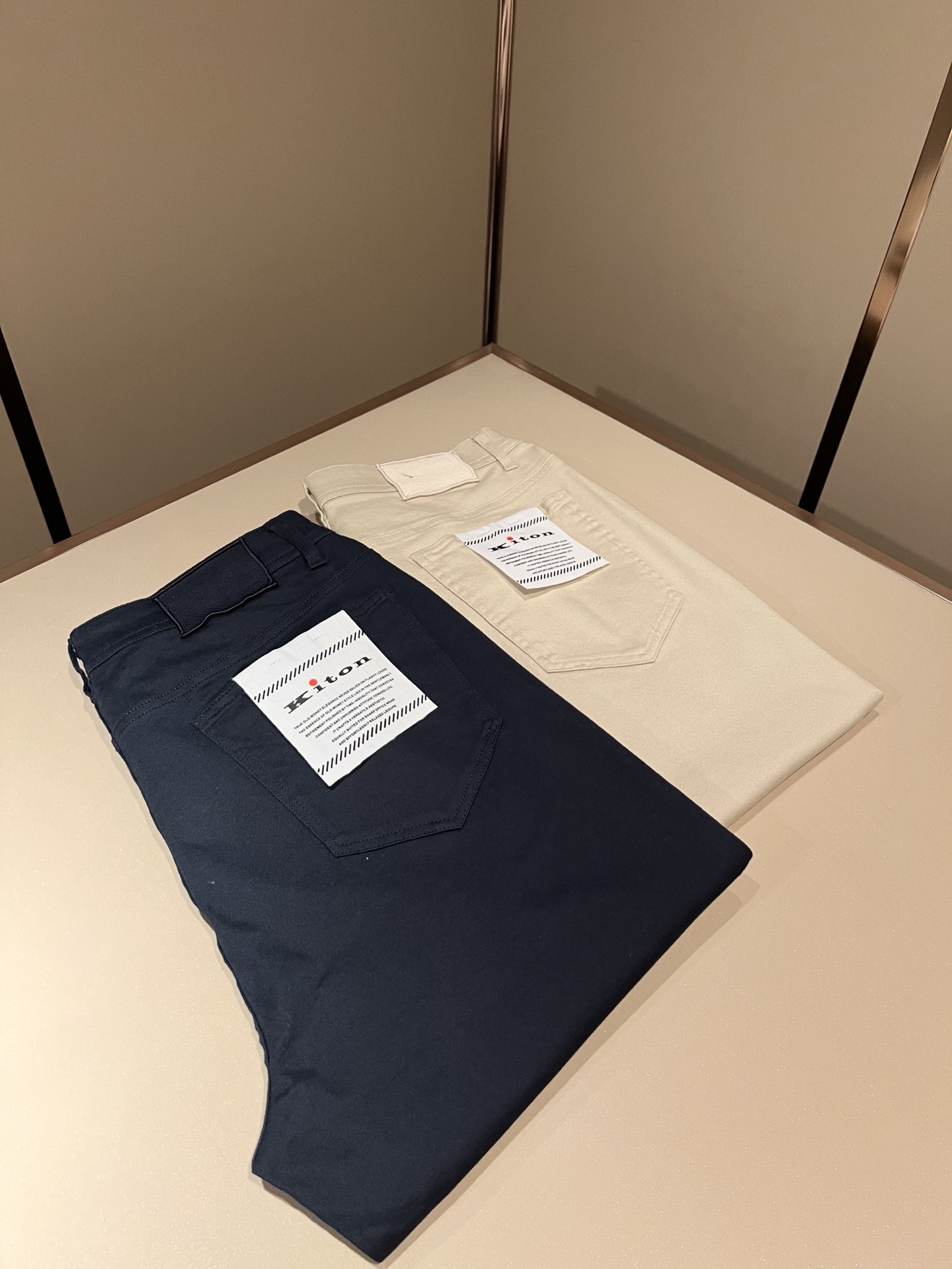 kiton 2026春夏新款男士休闲裤，男士经典时尚百搭休闲西裤!贸易公司渠道稀出，领先官网发售!衣橱里不可或缺的百搭臻