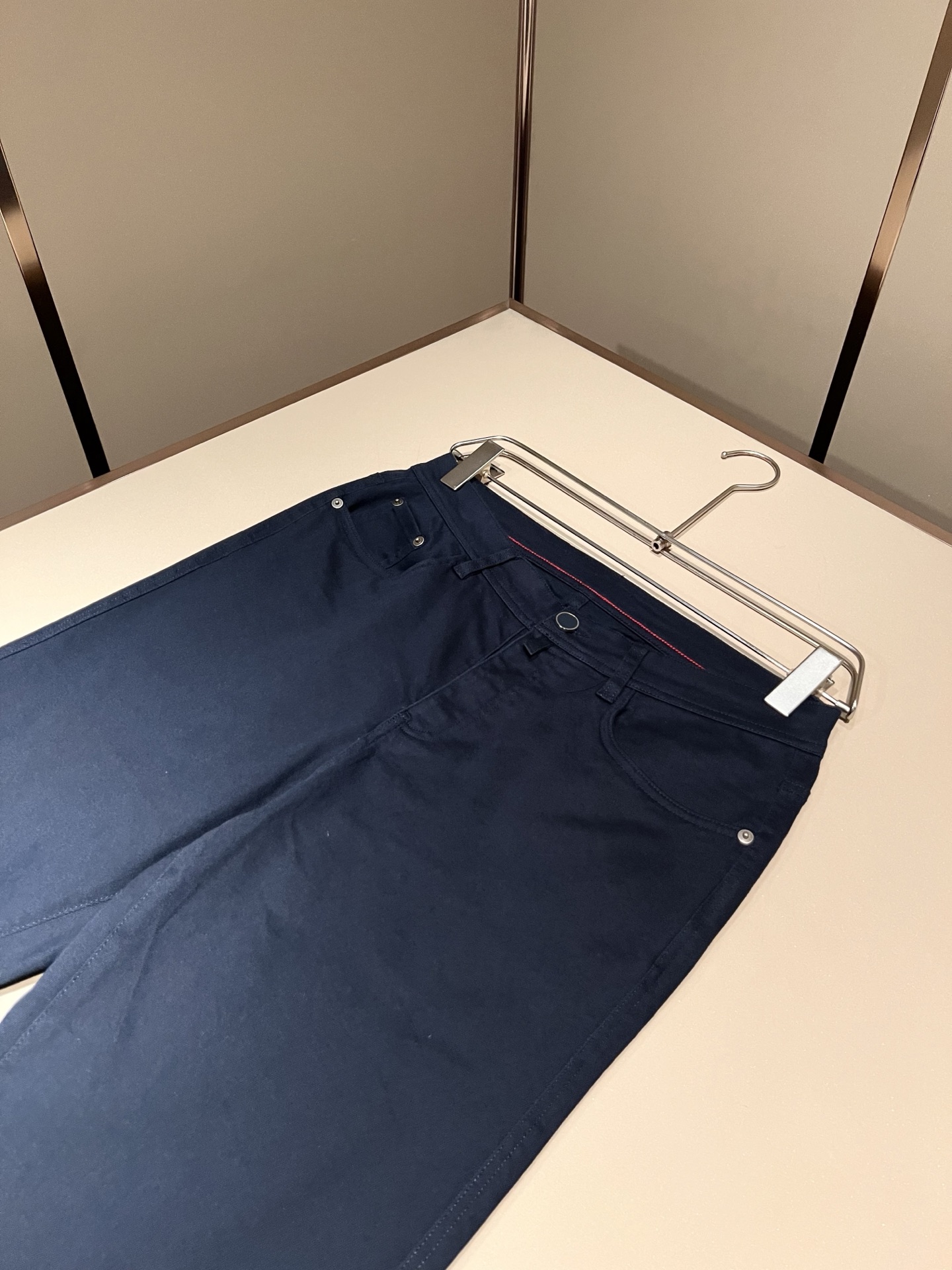 kiton 2026春夏新款男士休闲裤，男士经典时尚百搭休闲西裤!贸易公司渠道稀出，领先官网发售!衣橱里不可或缺的百搭臻