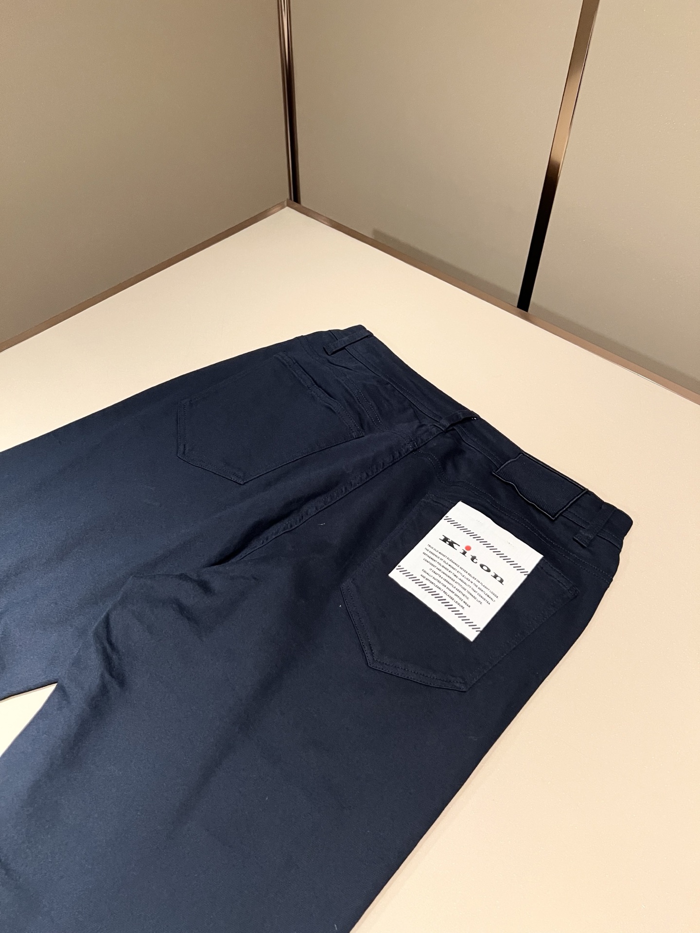 kiton 2026春夏新款男士休闲裤，男士经典时尚百搭休闲西裤!贸易公司渠道稀出，领先官网发售!衣橱里不可或缺的百搭臻
