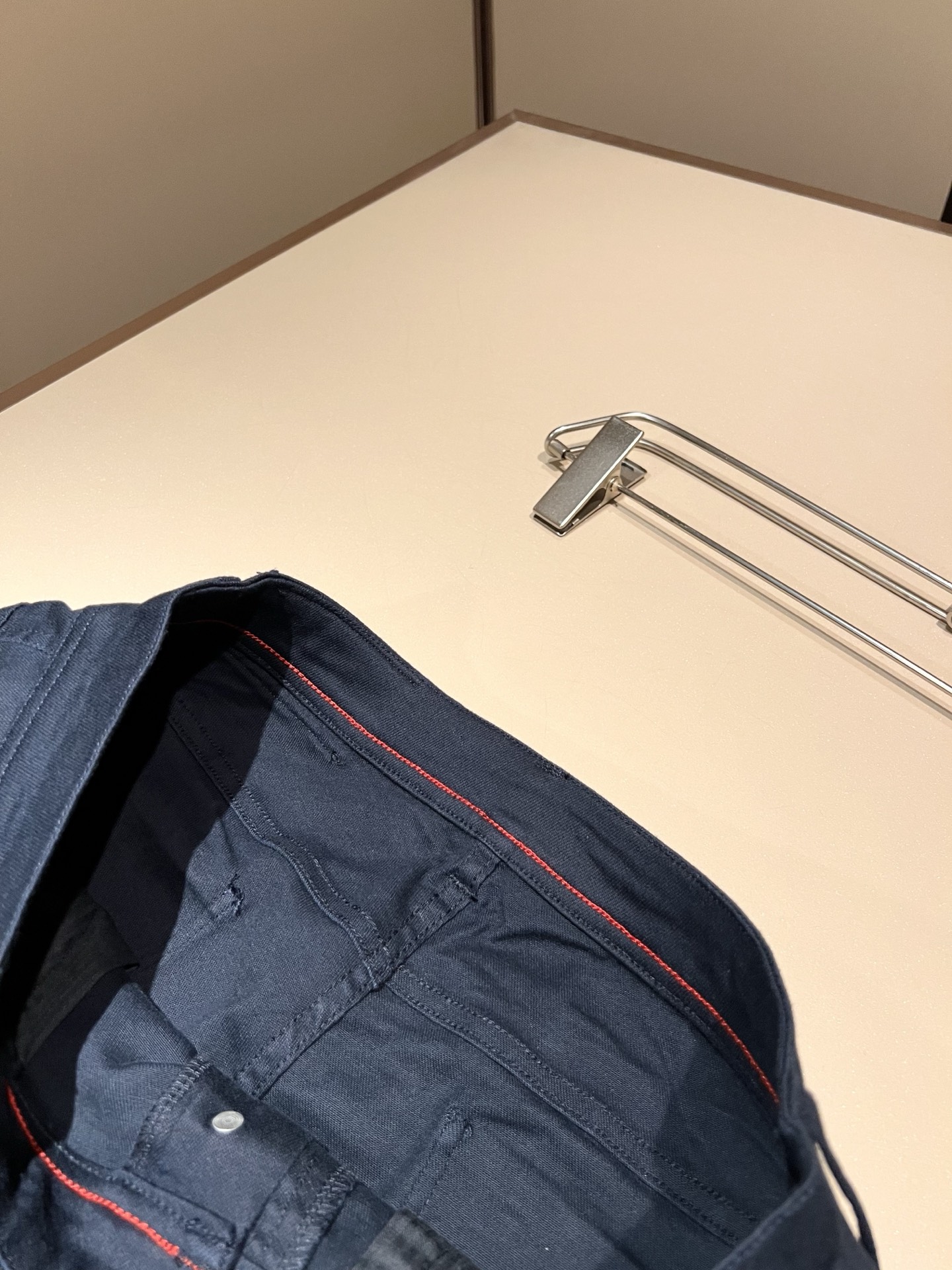 kiton 2026春夏新款男士休闲裤，男士经典时尚百搭休闲西裤!贸易公司渠道稀出，领先官网发售!衣橱里不可或缺的百搭臻