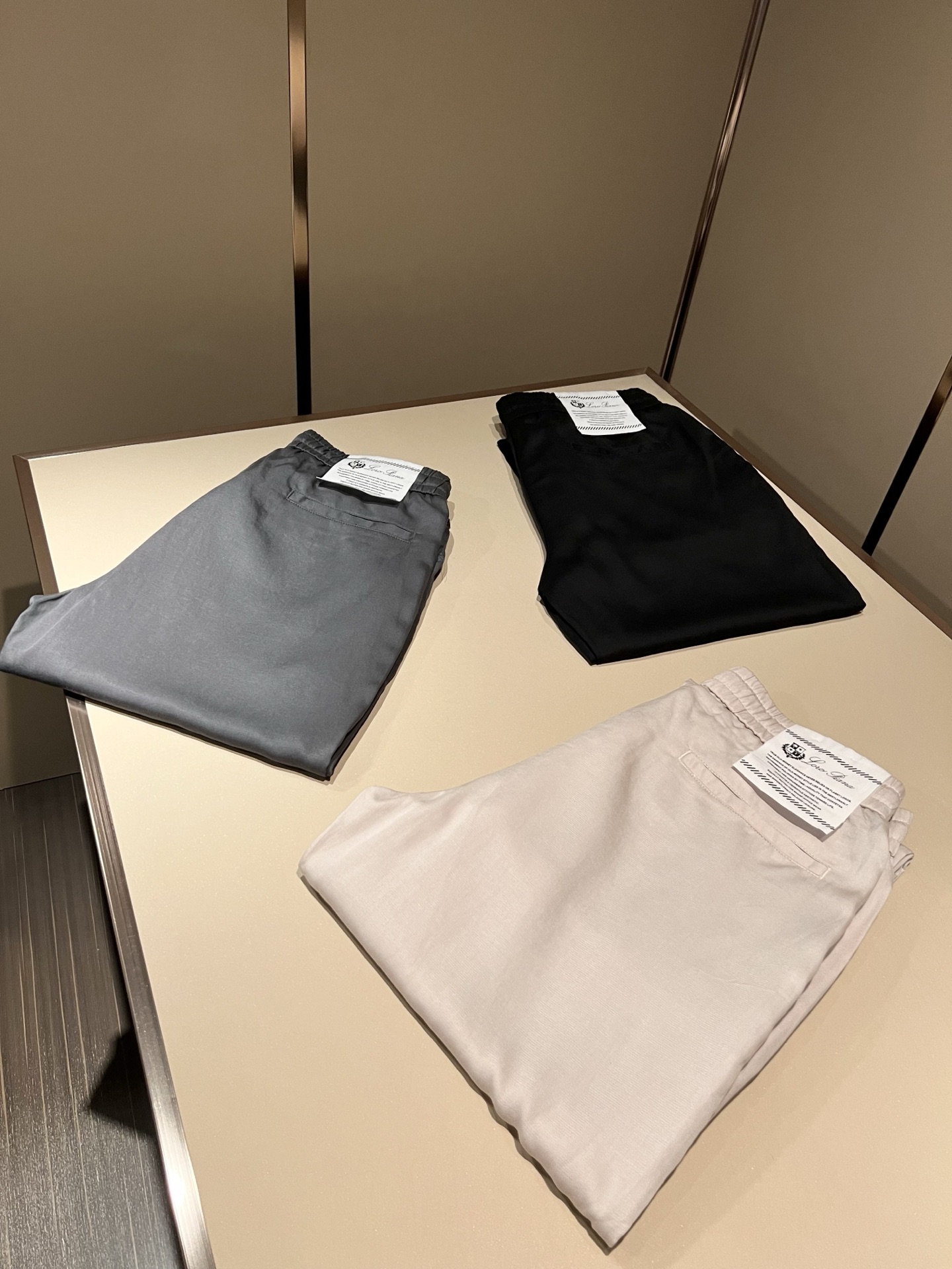Loro Piana诺悠翩雅 2026春夏新品男士休闲裤，最新的贸易订单全品相！！网红款！上身舒适透气，不僵硬，整体有着