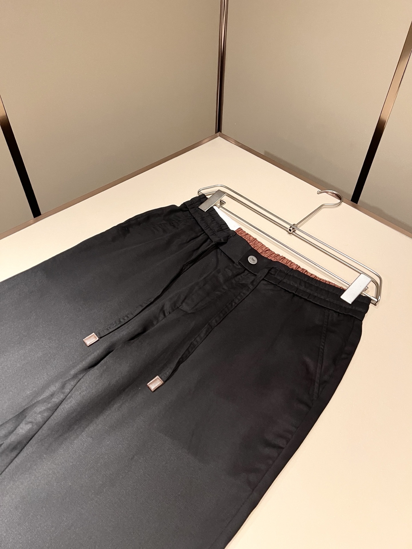 Loro Piana诺悠翩雅 2026春夏新品男士休闲裤，最新的贸易订单全品相！！网红款！上身舒适透气，不僵硬，整体有着