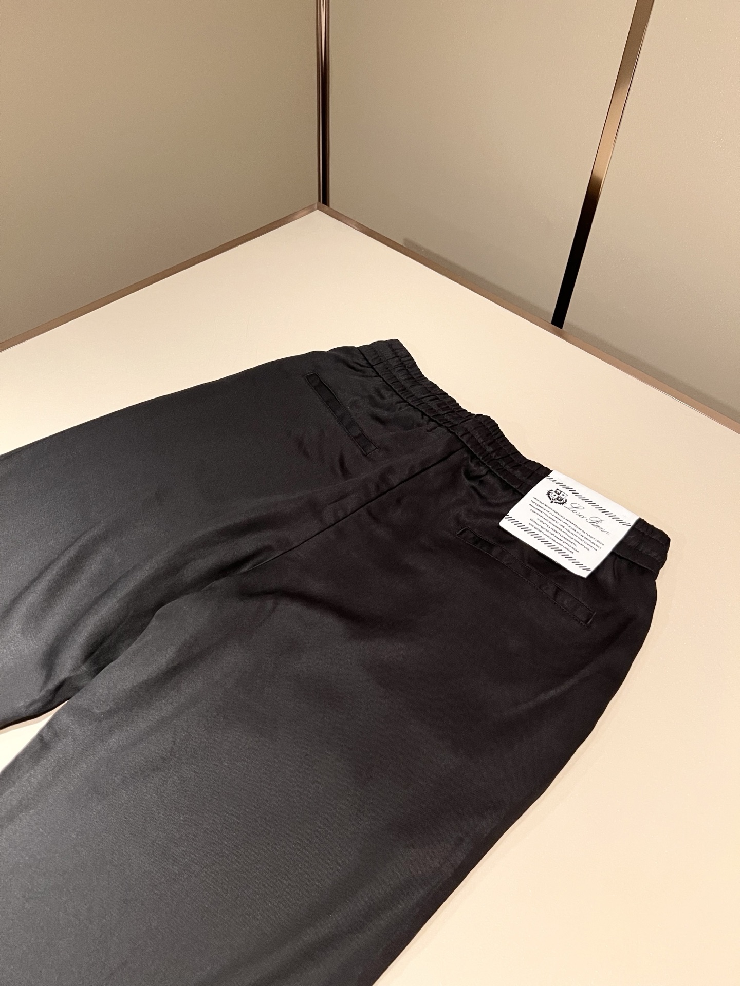 Loro Piana诺悠翩雅 2026春夏新品男士休闲裤，最新的贸易订单全品相！！网红款！上身舒适透气，不僵硬，整体有着