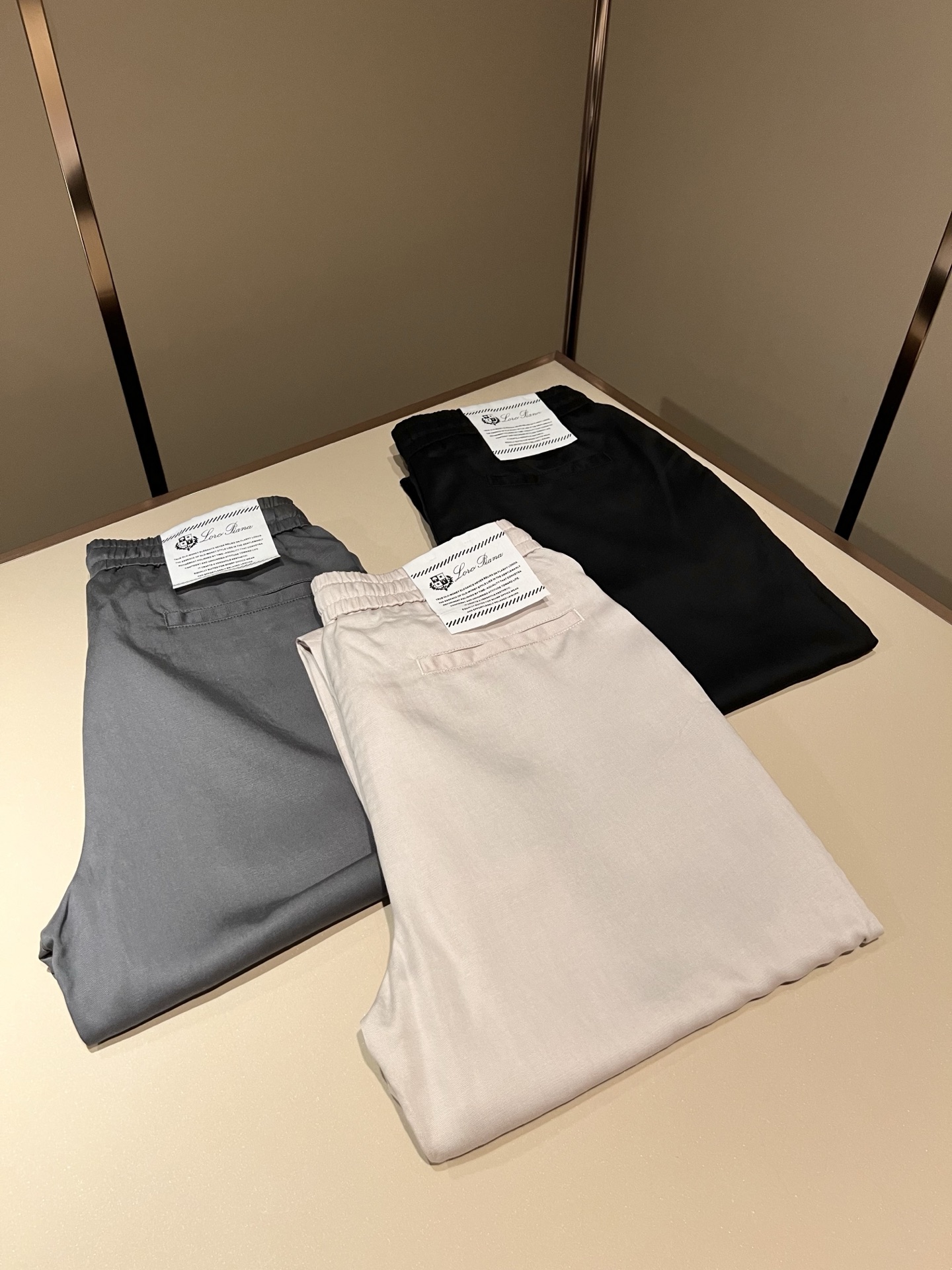 Loro Piana诺悠翩雅 2026春夏新品男士休闲裤，最新的贸易订单全品相！！网红款！上身舒适透气，不僵硬，整体有着