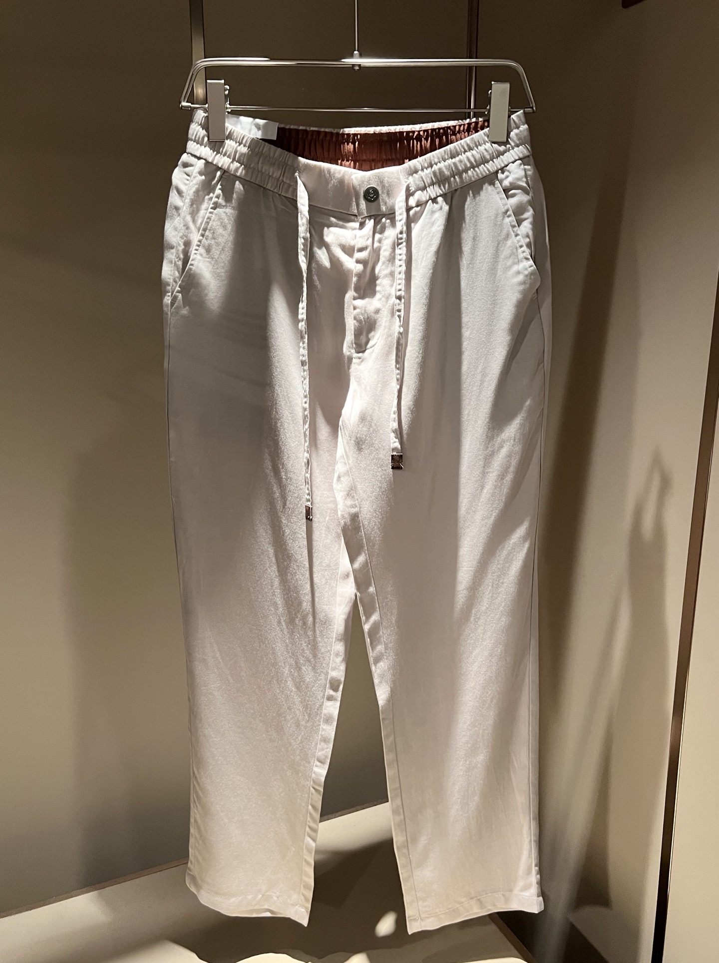 Loro Piana诺悠翩雅 2026春夏新品男士休闲裤,最新的贸易订单全品相!!网红款!上身舒适透气,不僵硬,整体有着 Loro Piana诺悠翩雅 2026春夏新品男士休闲裤,最新的贸易订单全品相!!网红款!上身舒适透气,不僵硬,整体有着