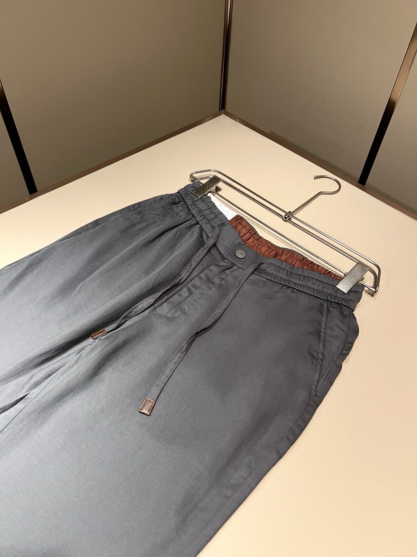 Loro Piana诺悠翩雅 2026春夏新品男士休闲裤，最新的贸易订单全品相！！网红款！上身舒适透气，不僵硬，整体有着